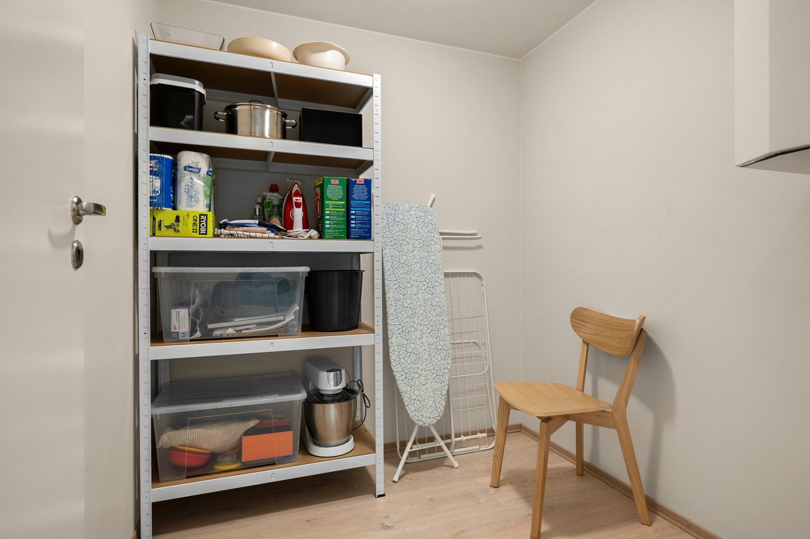 Svært praktisk bod/teknisk rom inne i leiligheten på 4m2. I tillegg medfølger bod i kjeller på 3m2. Galleribilde