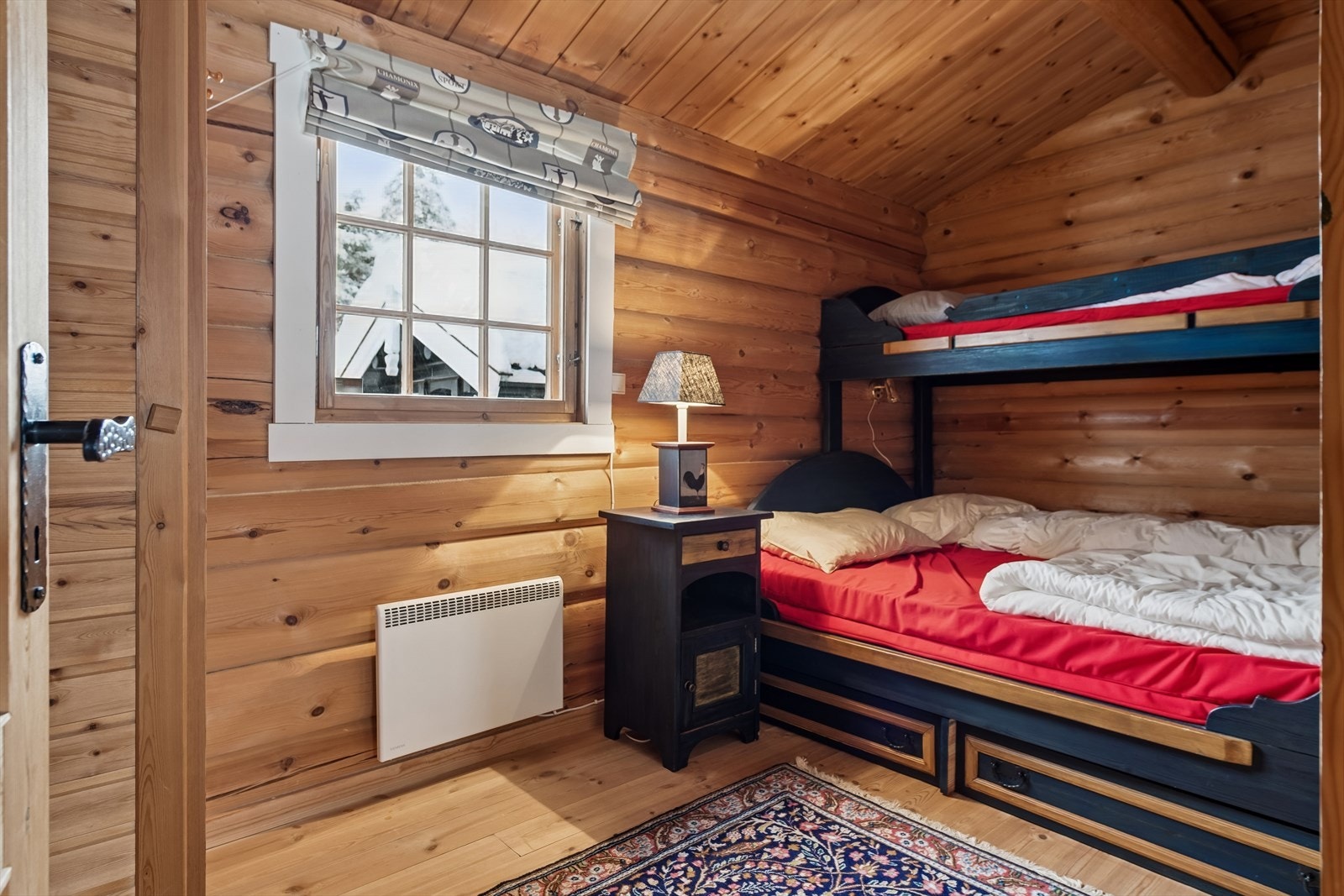 Soverom med plassbygget køyeseng, ideelt for barn eller gjester. Galleribilde