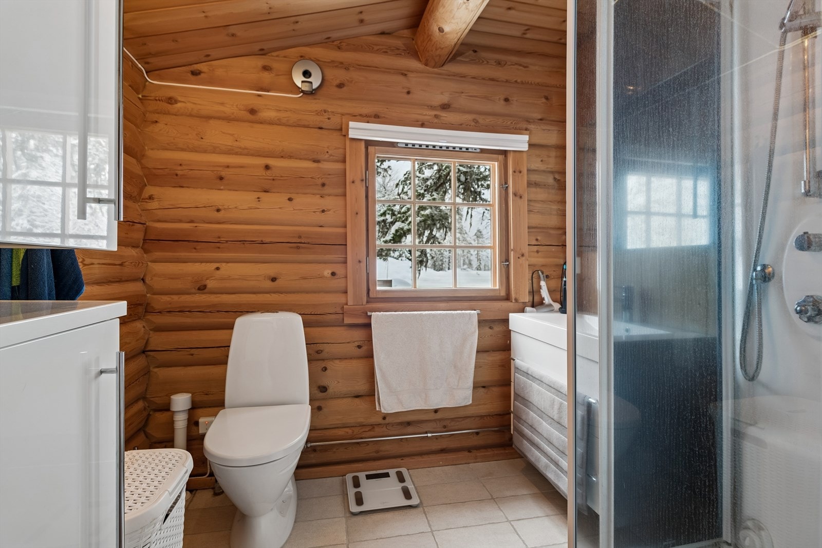 Bad 2 ligger i tilbygget og har flislagt gulv med elektrisk varme, og dusjkabinett med steamfunksjon(defekt). Galleribilde