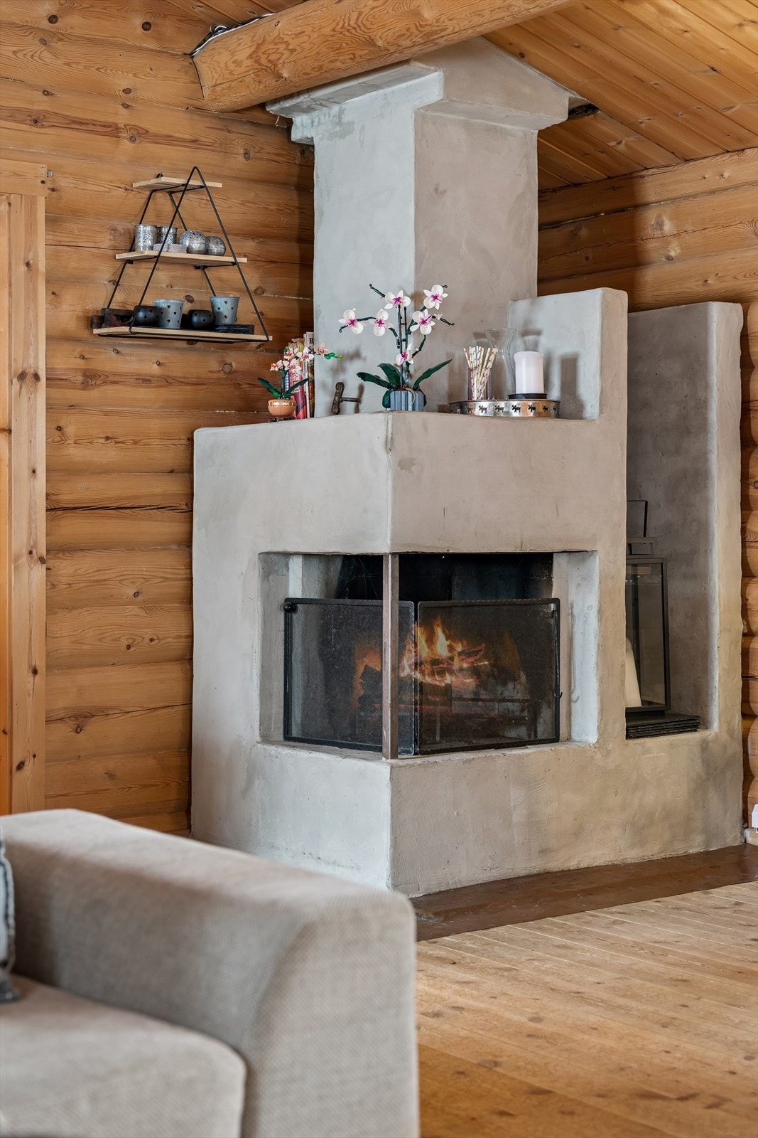 Peisen i dette rommet gir ekstra varme på kalde dager. Galleribilde