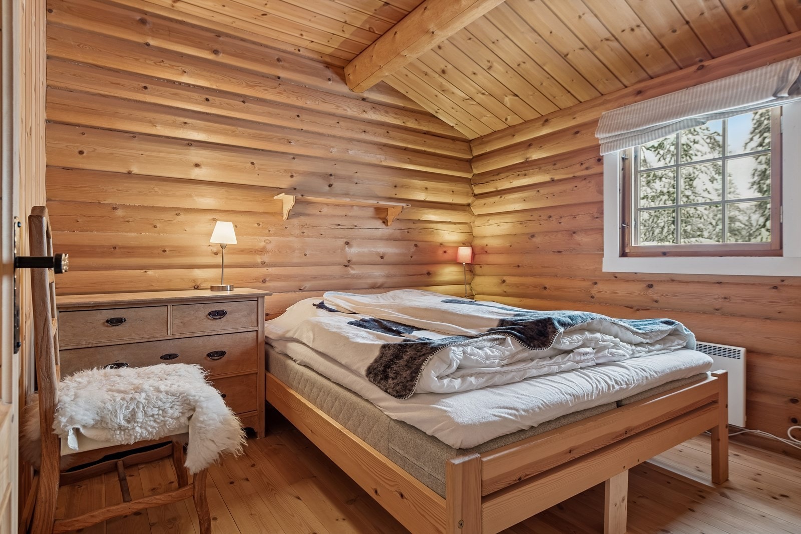 Hytta har til sammen 4 soverom, alle med tregulv og vegger i laft eller trepanel. Rommene har dels skråhimling, dog med fin takhøyde. Galleribilde