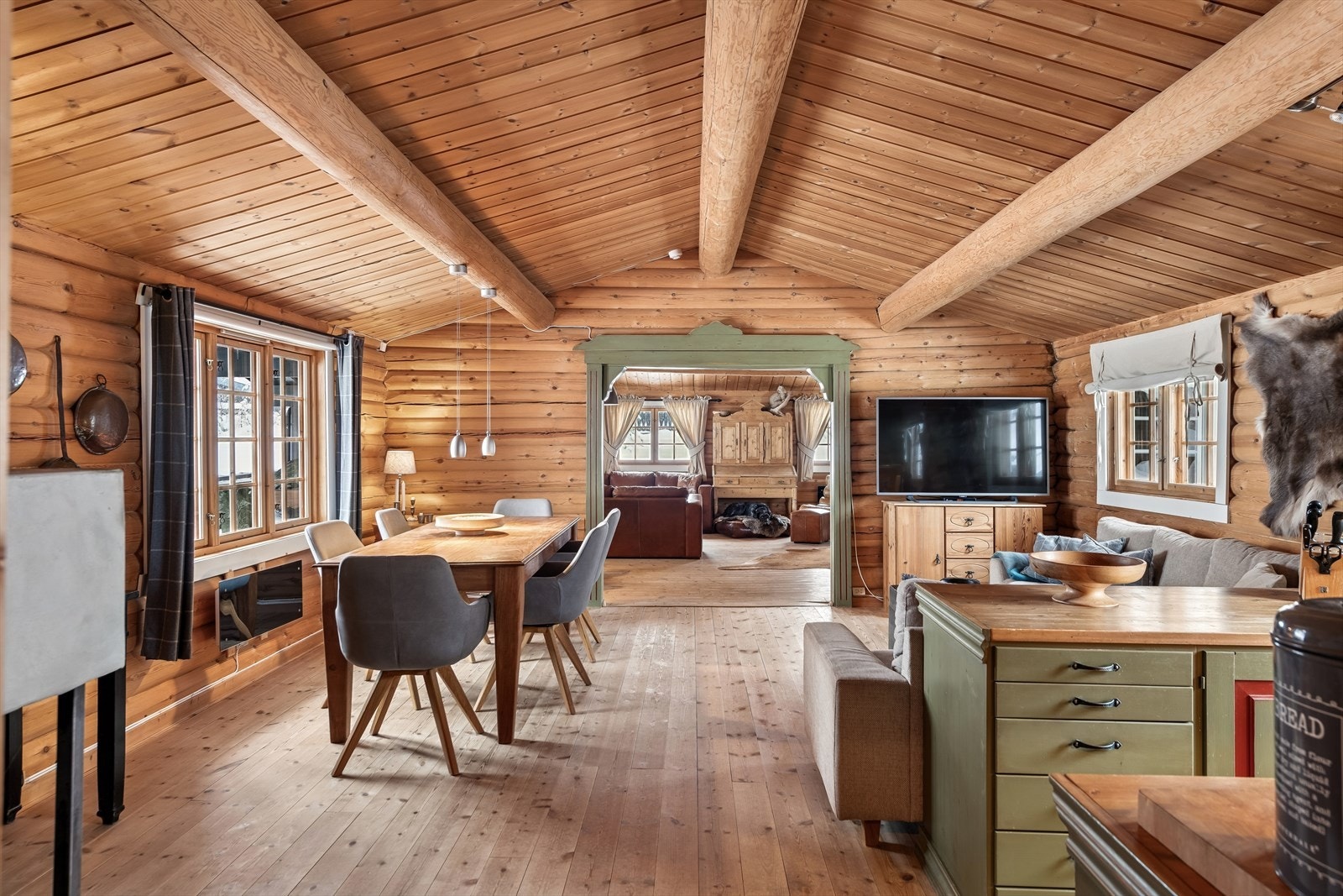 Opprinnelig stue gir plass for en generøs spiseplass i tilknytning til kjøkkenet. Galleribilde