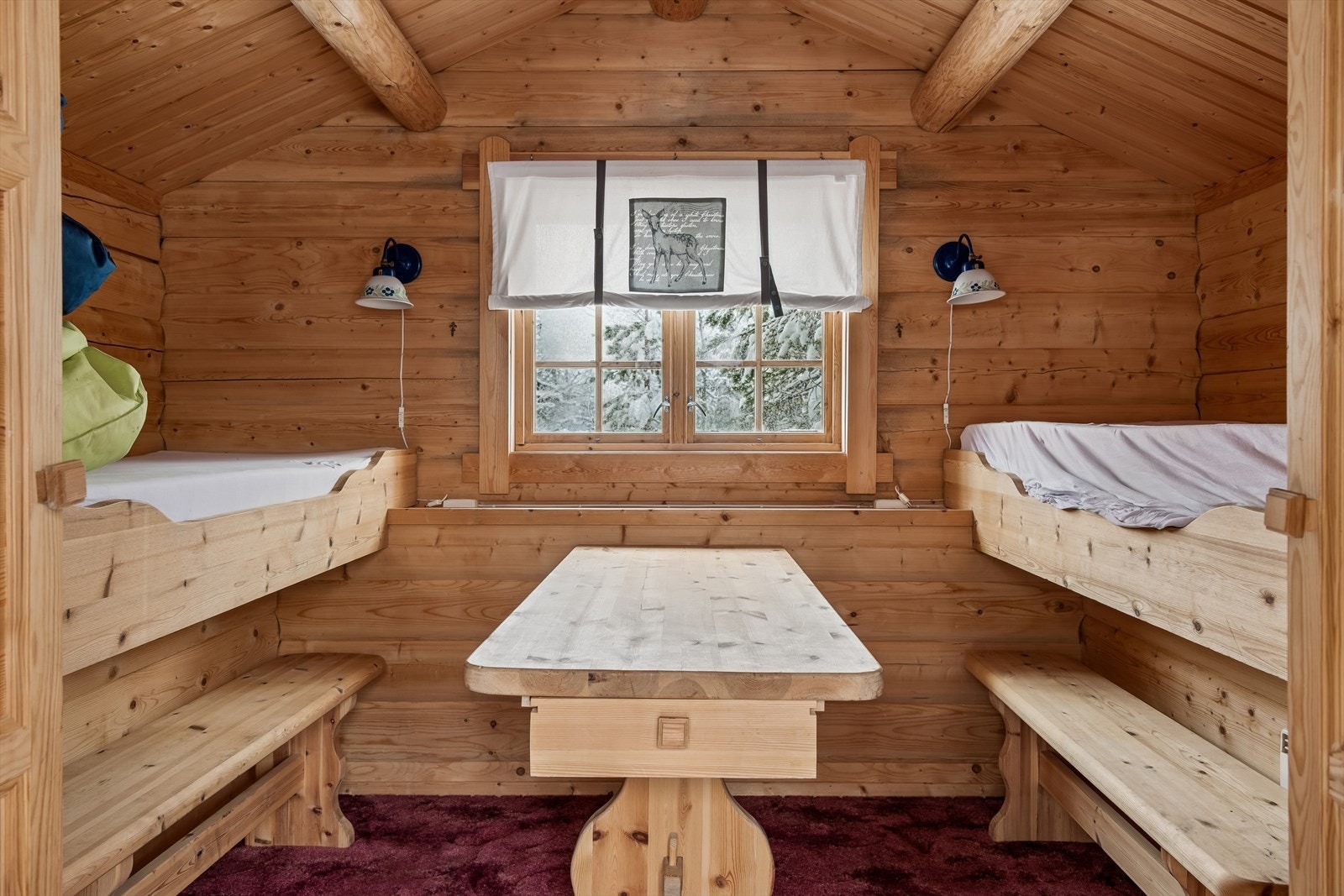 Det frittstående annekset fra 1992 rommer et soverom med smarte, plassbygde senger. Himlingshøyde Galleribilde