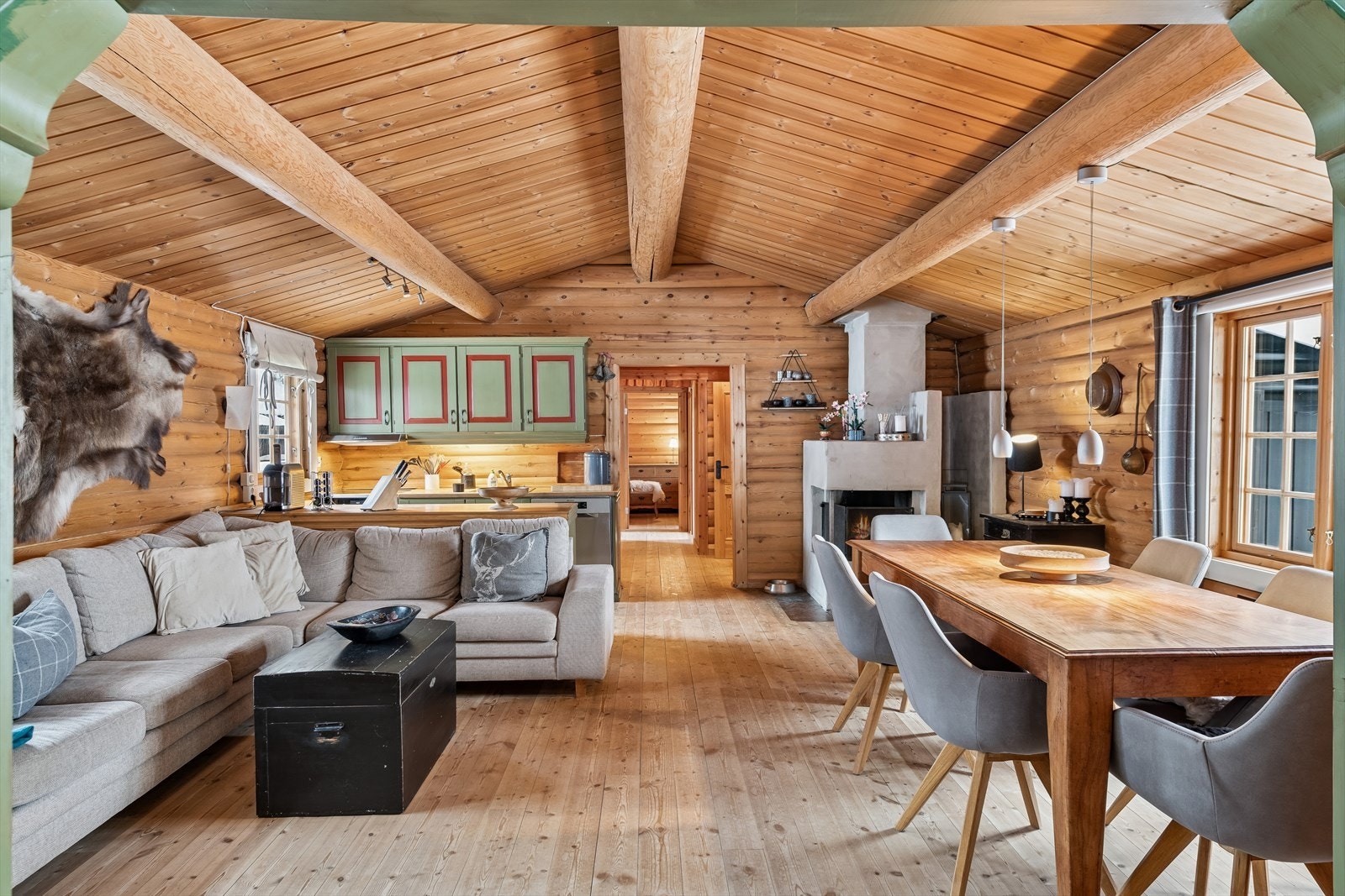 Her er det en åpen peis som skaper en lun og fin stemning i rommet. Galleribilde