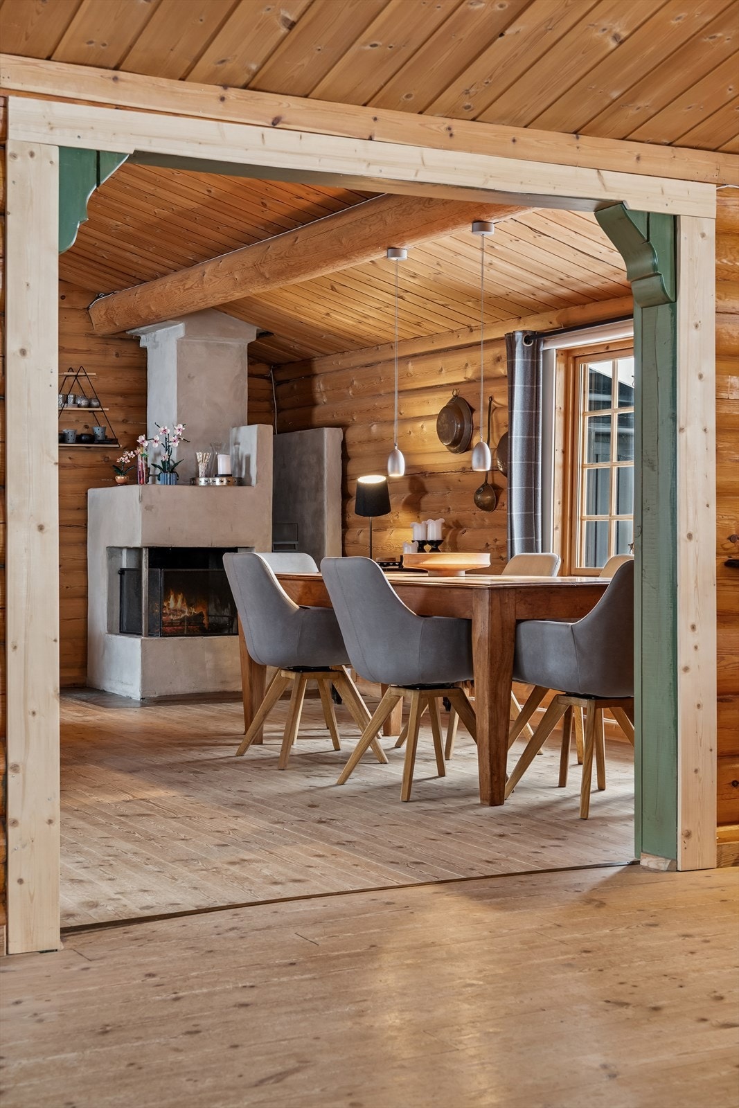 Åpningen mellom stuene binder de sosiale sonene sammen på en elegant måte. Galleribilde