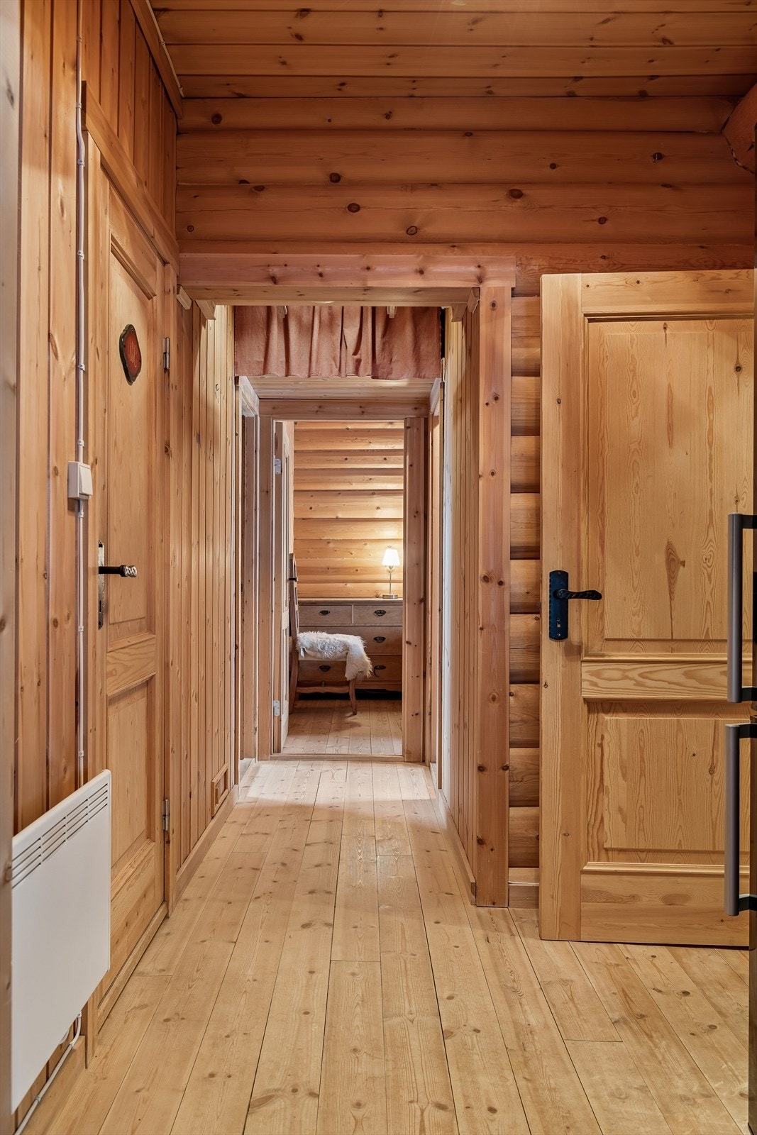 En gang med heltre innerdører fører inn til hyttas opprinnelig 3 soverom og bad. Galleribilde