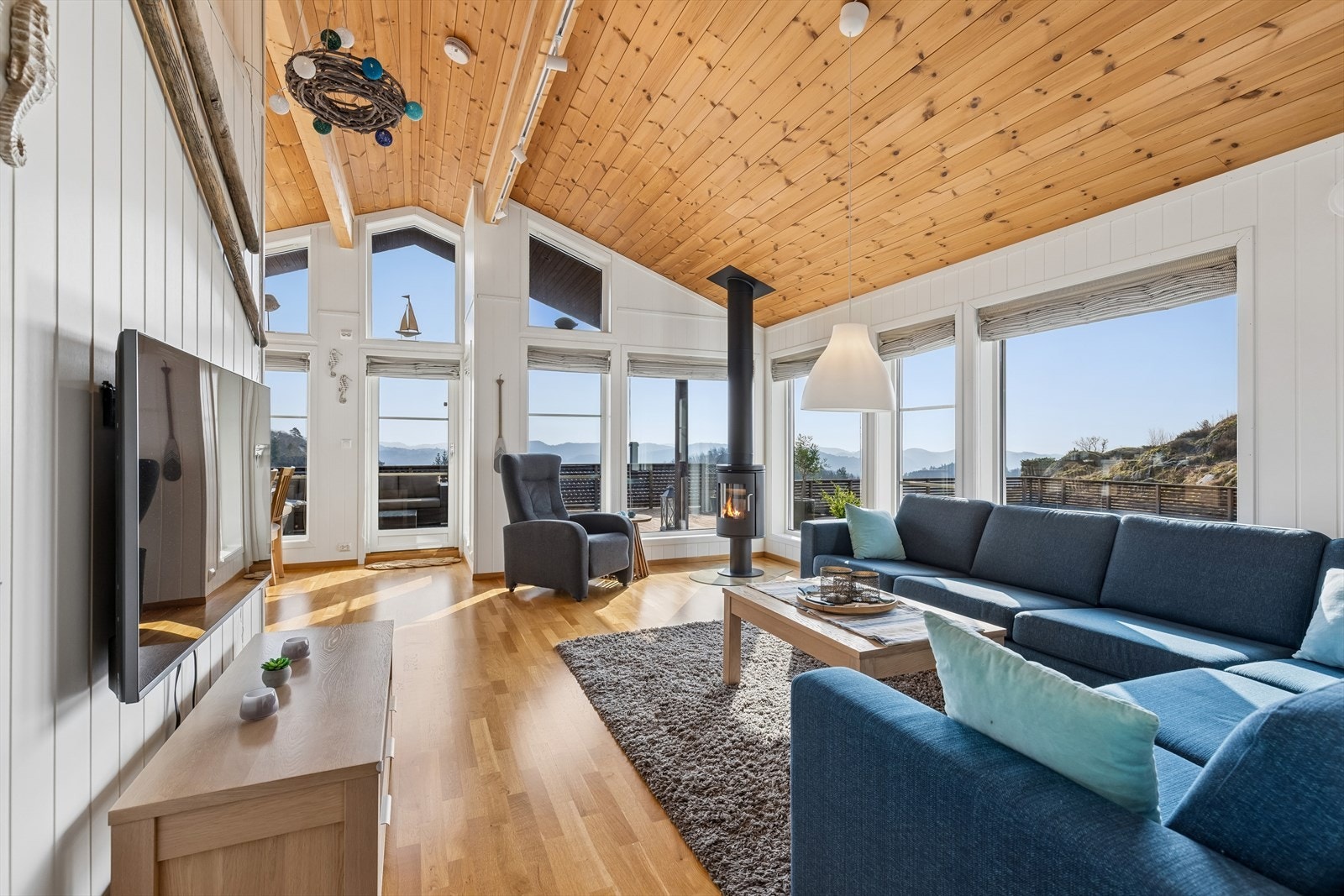 Her kan du sitte komfortabelt og nyte den flotte utsikten rett fra sofaen eller godstolen. Galleribilde