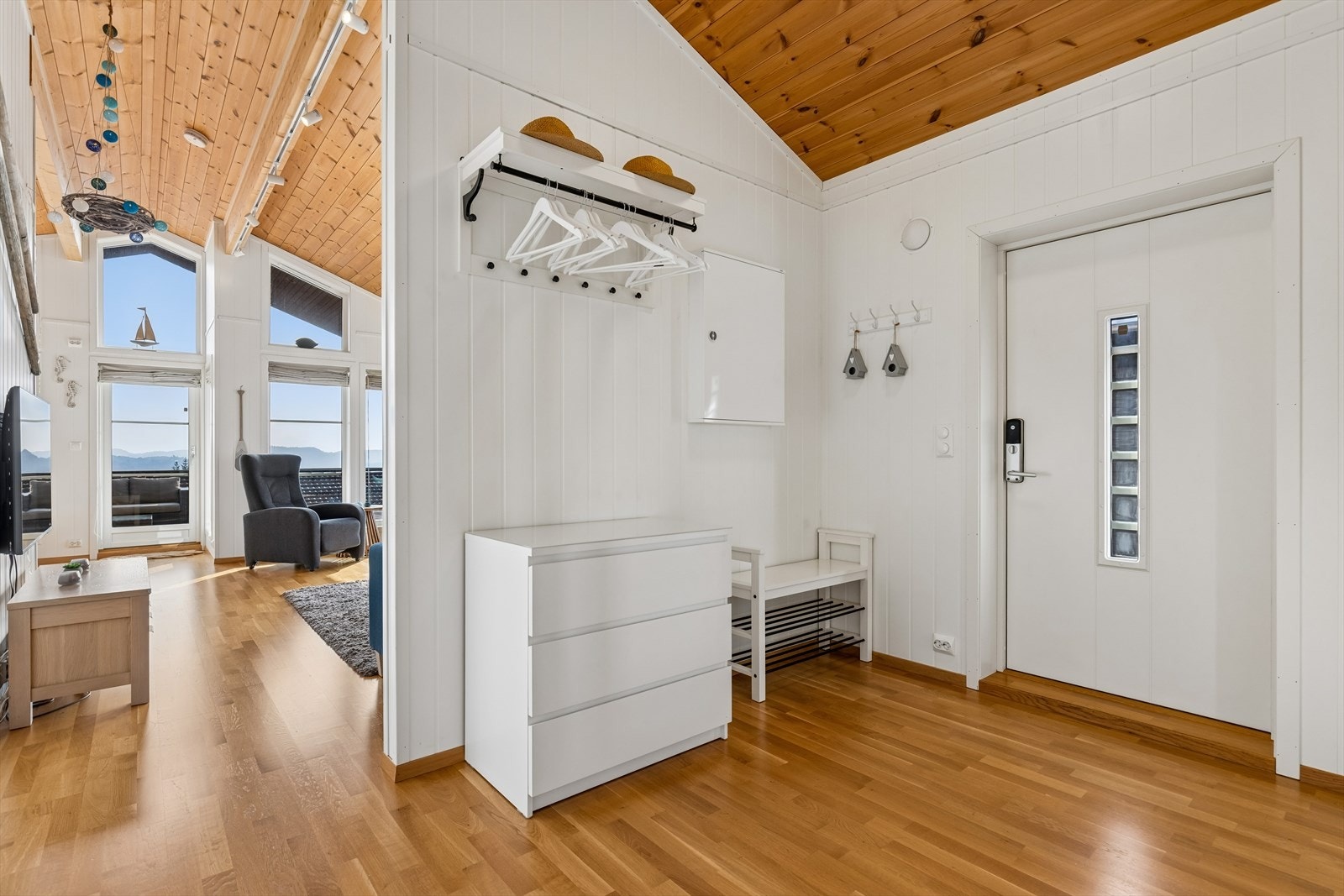 Åpent inngangsparti med mulighet for oppbevaring. Galleribilde