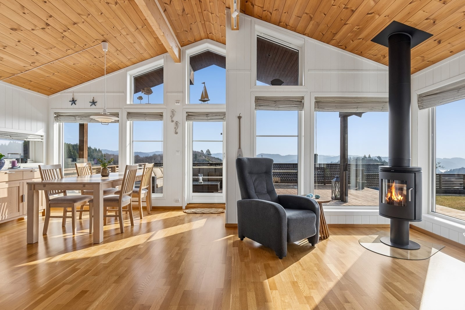 Stuen er romslig og har utgang til terrasse. Galleribilde