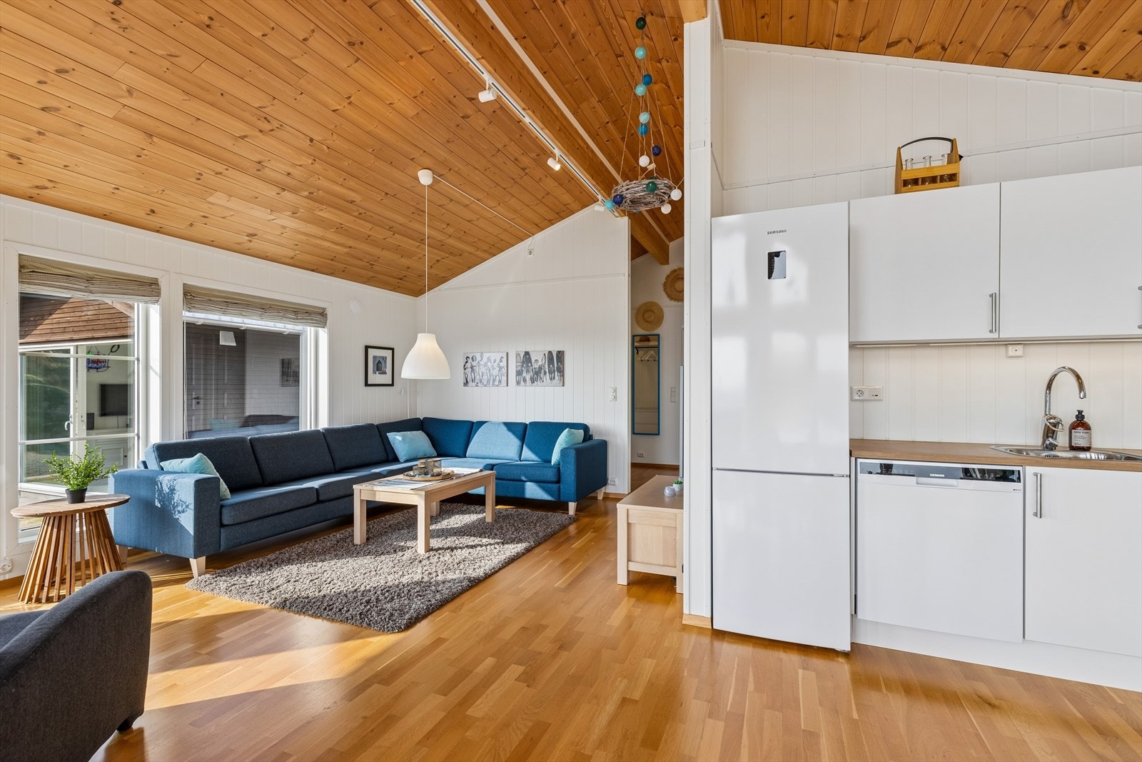 Hytta har en åpen stue- og kjøkkenløsning, noe som skaper et sosialt allrom. Galleribilde