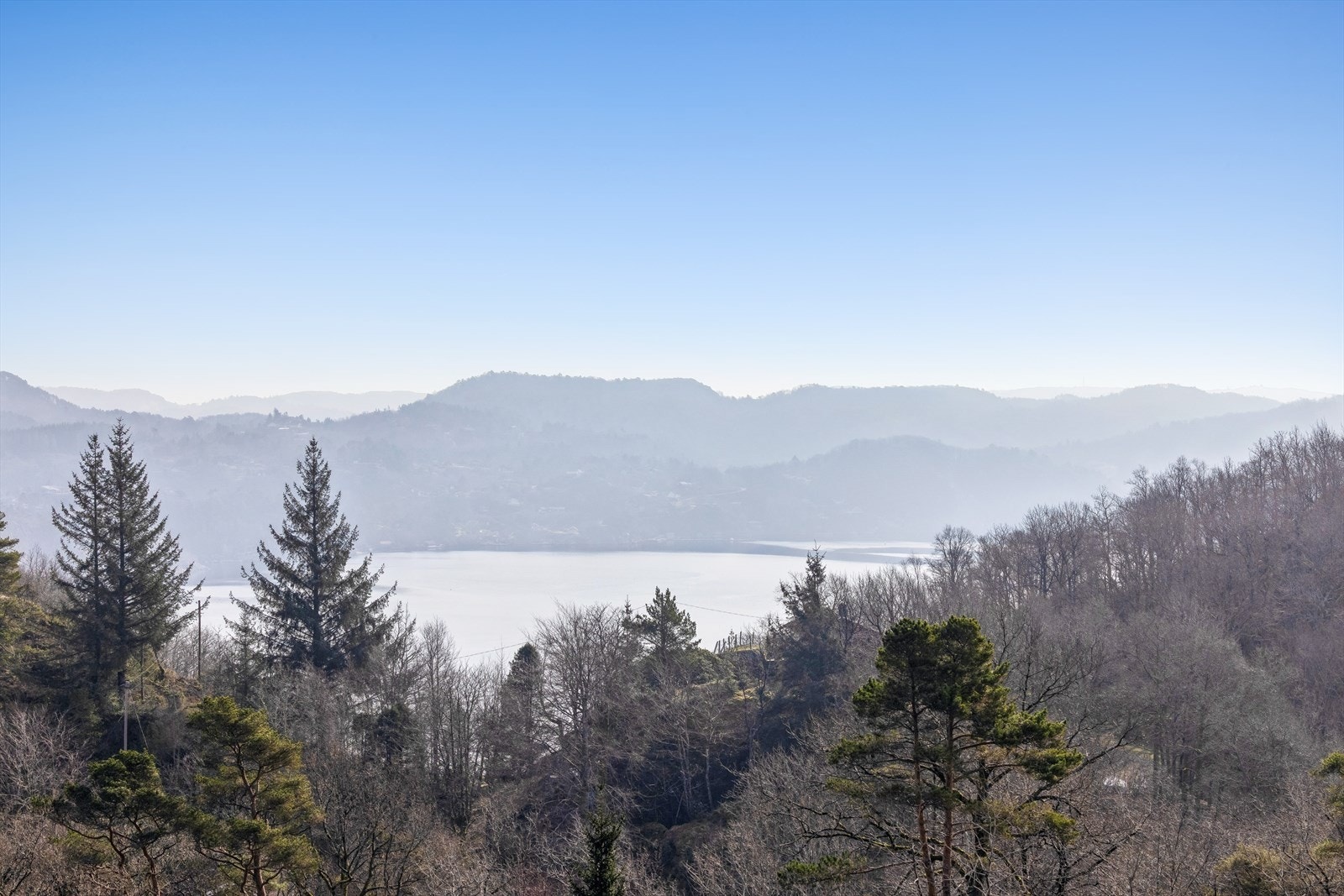 Utsikt fra stuevindu. Galleribilde