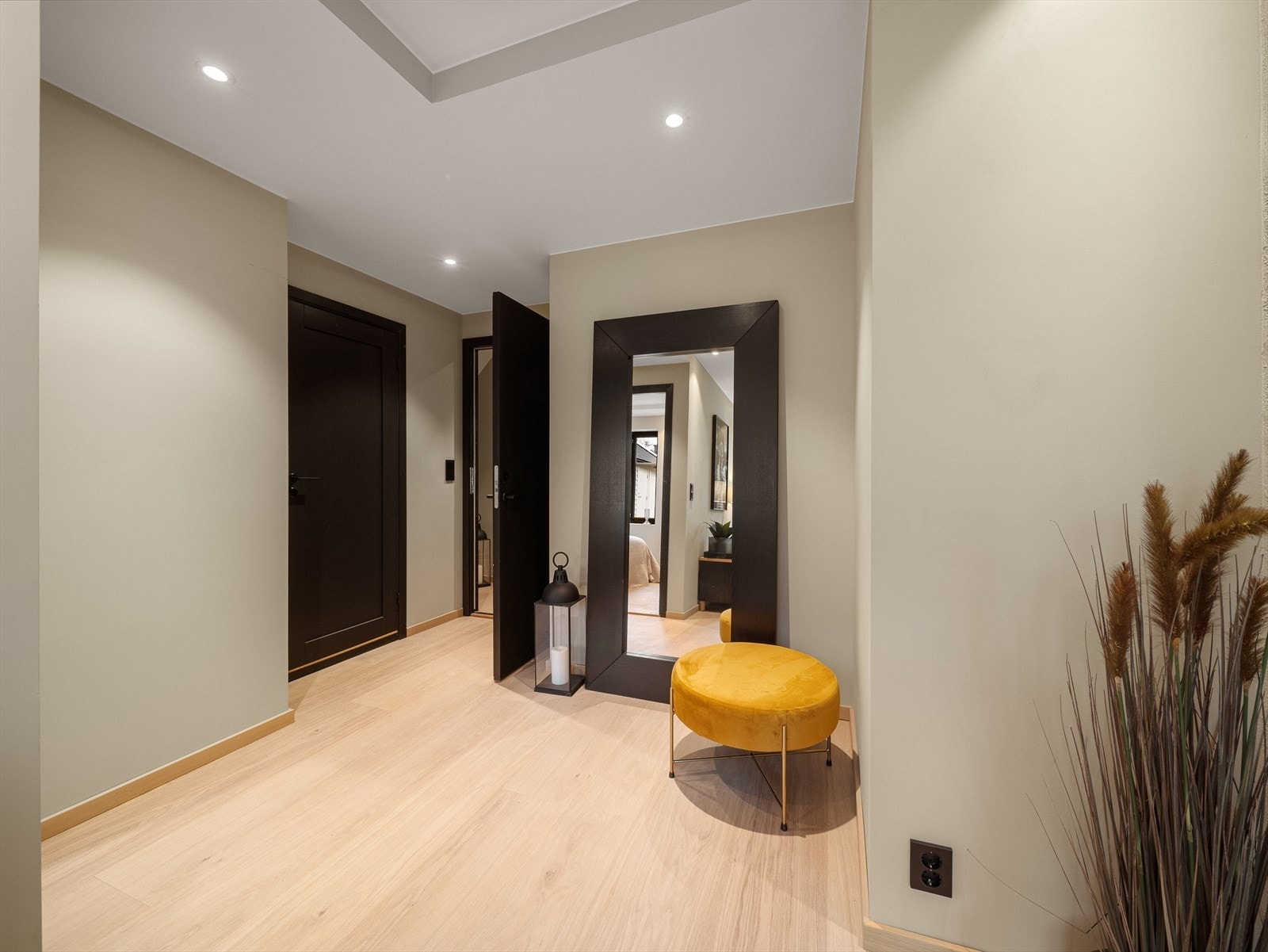 Entré/inngangsparti med gode muligheter for oppbevaring av yttertøy. Galleribilde