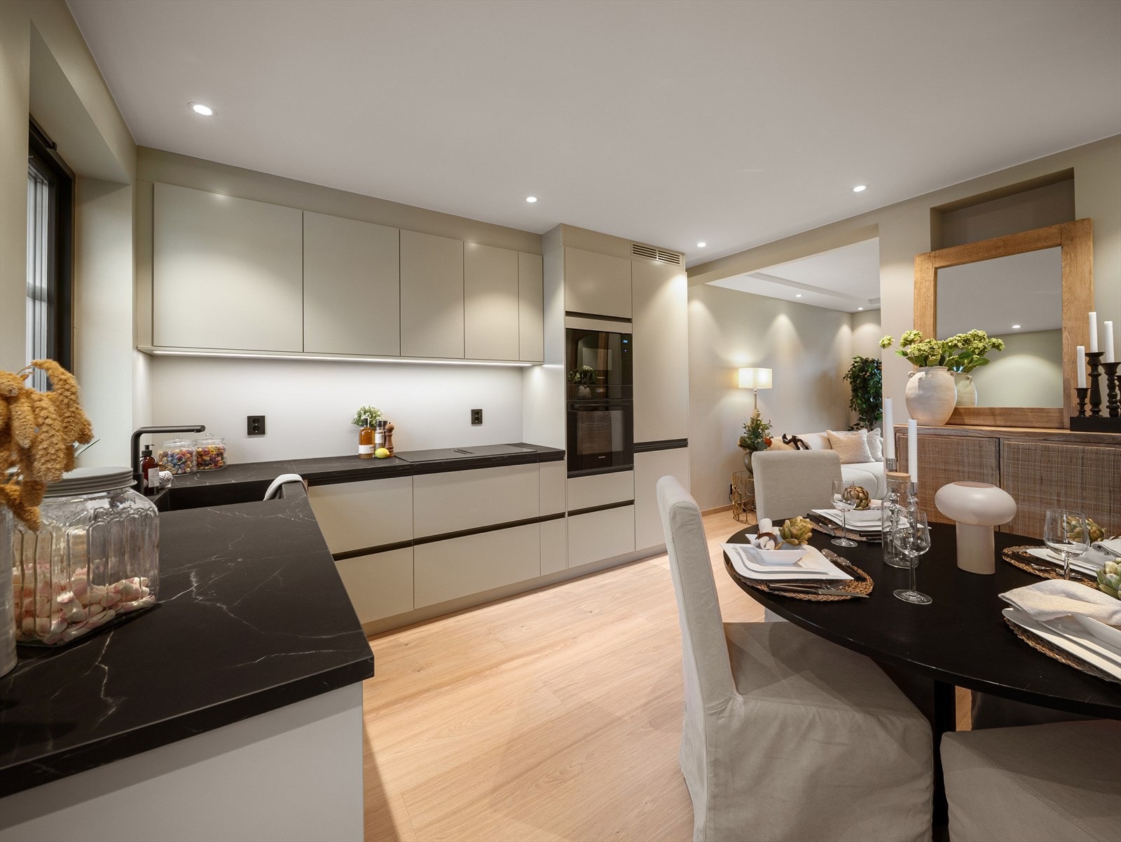 Kjøkkenet har delvis åpen løsning mot stuen og kjøkkenet var nytt i 2025. Galleribilde