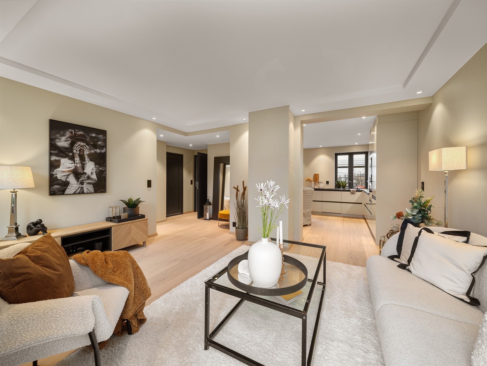 Gulvet i stue og kjøkken er lagt med herdet tre med børstet lakkoverflater, menst veggene er malt i tidsriktige farger. Det er pipe i stuen, men det er ikke innsatt ildsted. Galleribilde