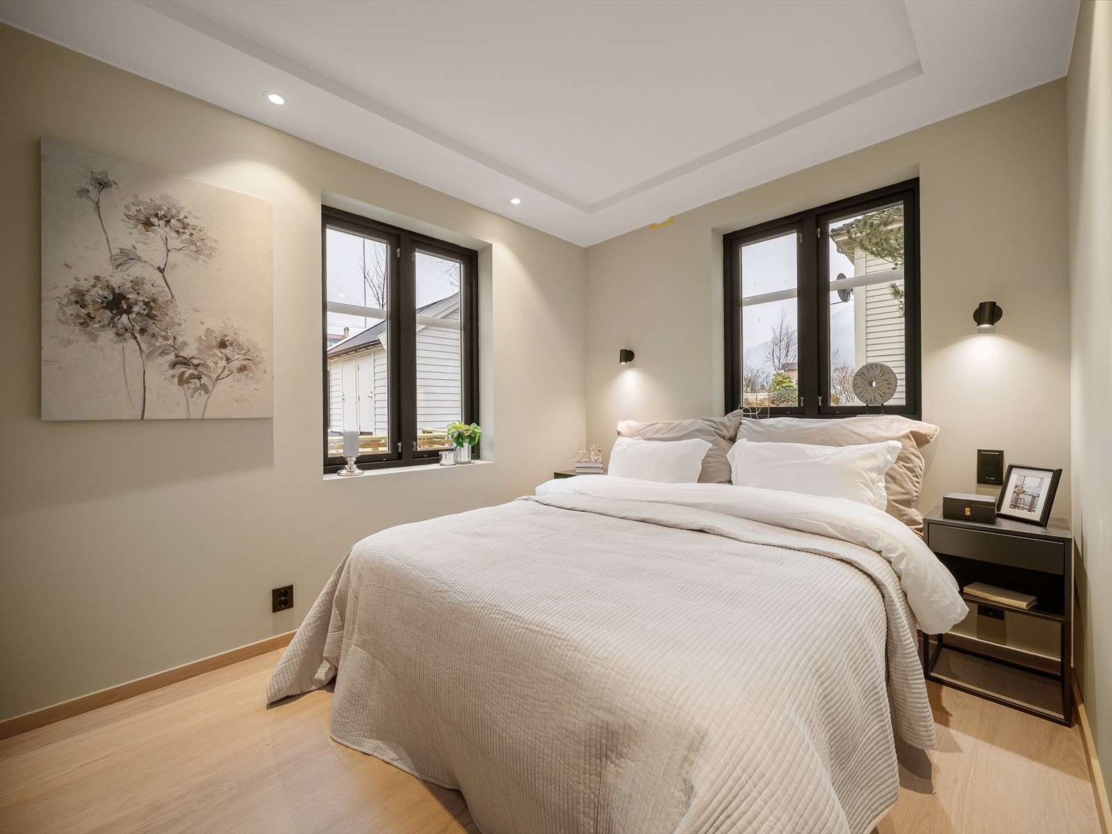 Det er ett soverom i hovedetasjen og vender ut mot hage og terrasse. Galleribilde