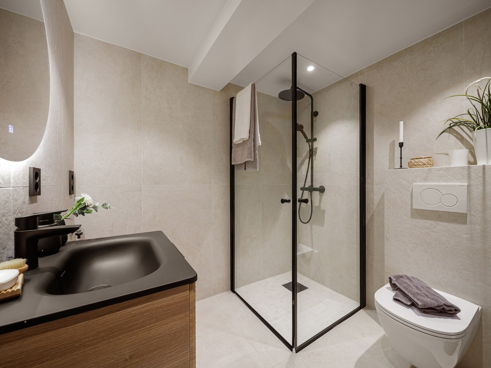 Badet er ført i samme stil og er helfliset med varmekabler i gulv. Galleribilde