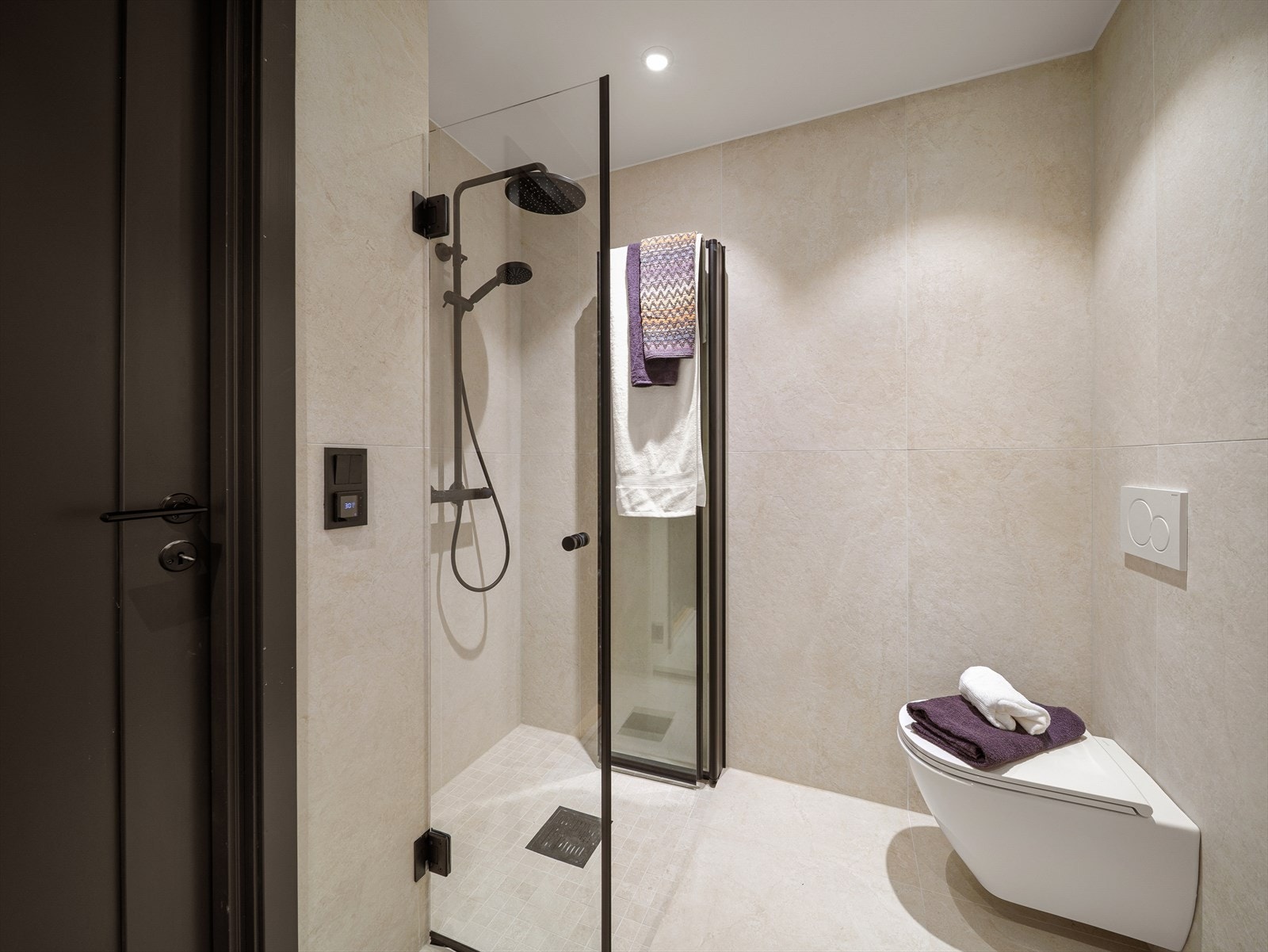 Badet er lekkert innredet med vegghengt toalett, dusjnisje og baderomsmøblement. Galleribilde