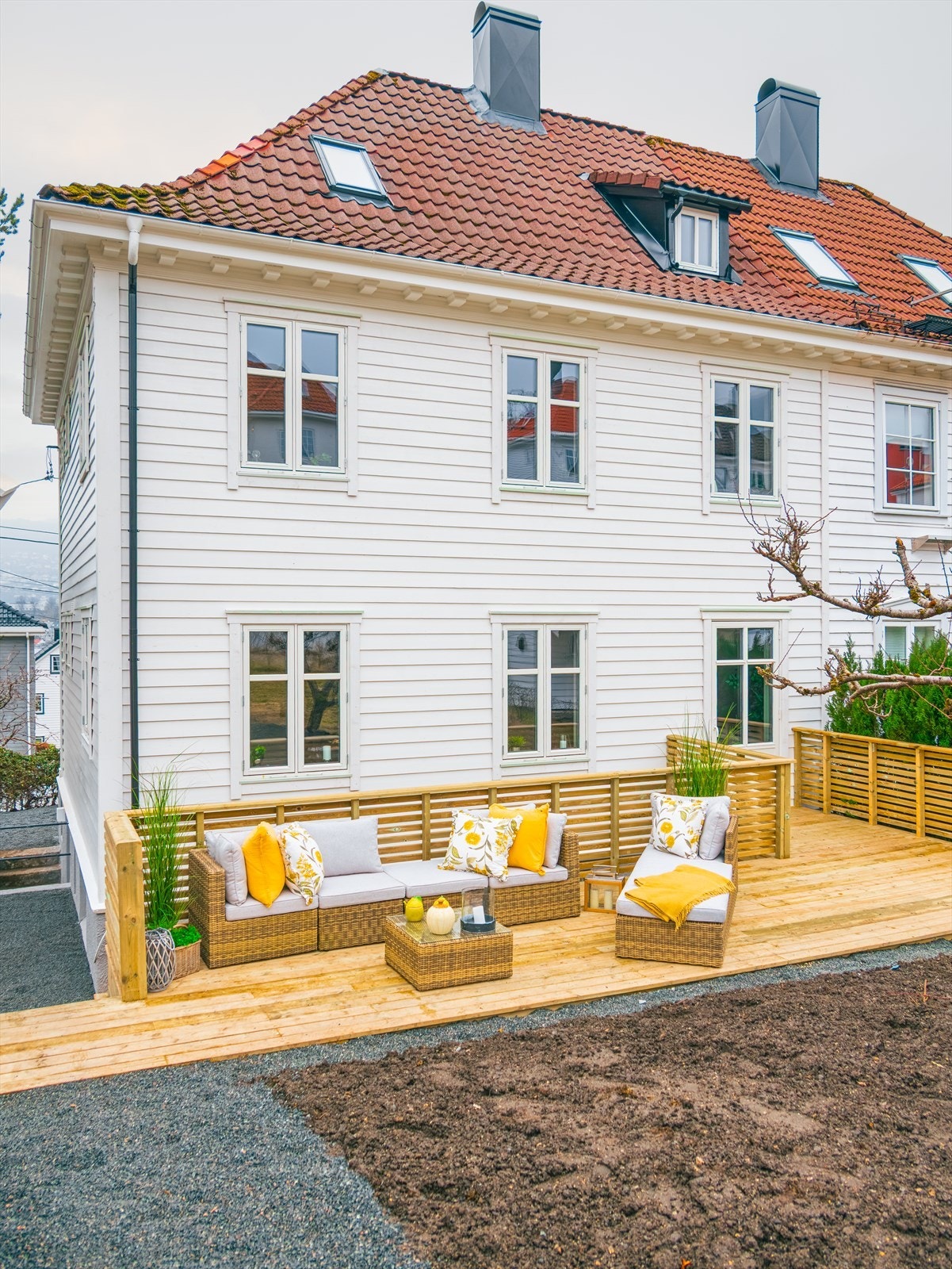 Terrassen ligger på felles tomt, men sameievedtekter stadfester at denne boligen har eksklusiv bruksrett til terrassen. Galleribilde