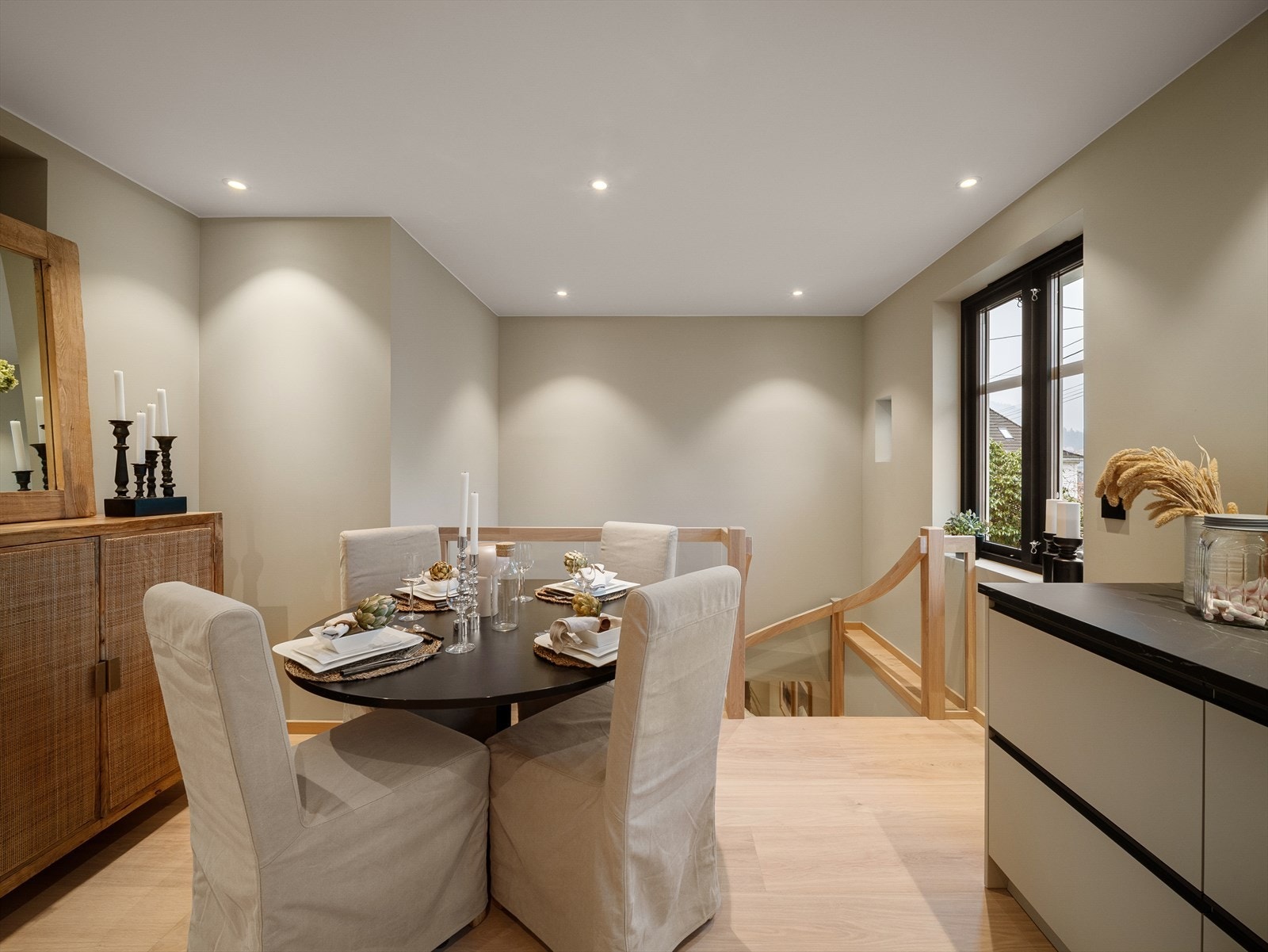 Her kan man gå videre ned til underetasjen. Galleribilde