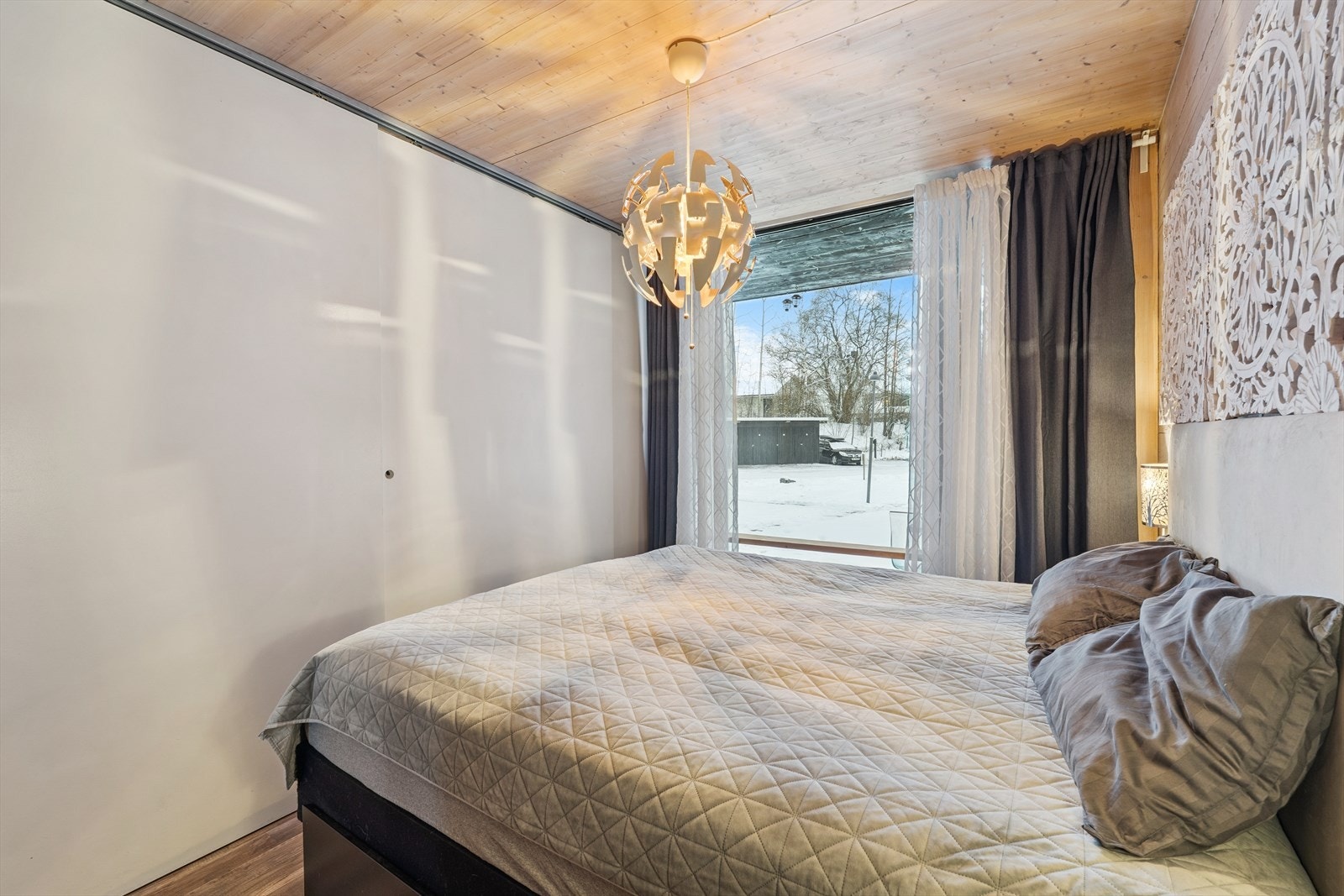 Sovealkoven har skyvedør slik at den blir avlukket som et soverom Galleribilde