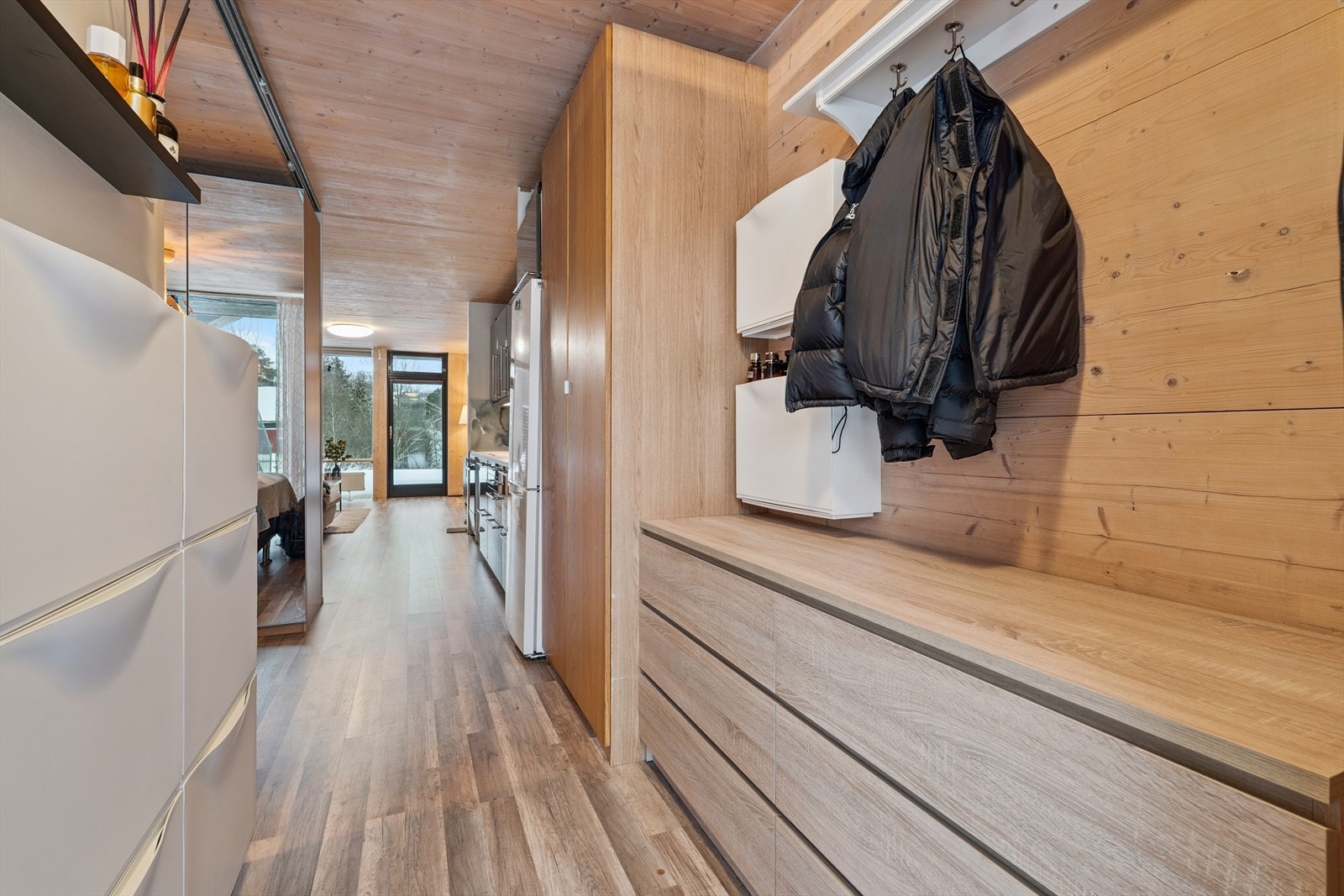 Velkommen inn! Garderobeplass i gang. Galleribilde