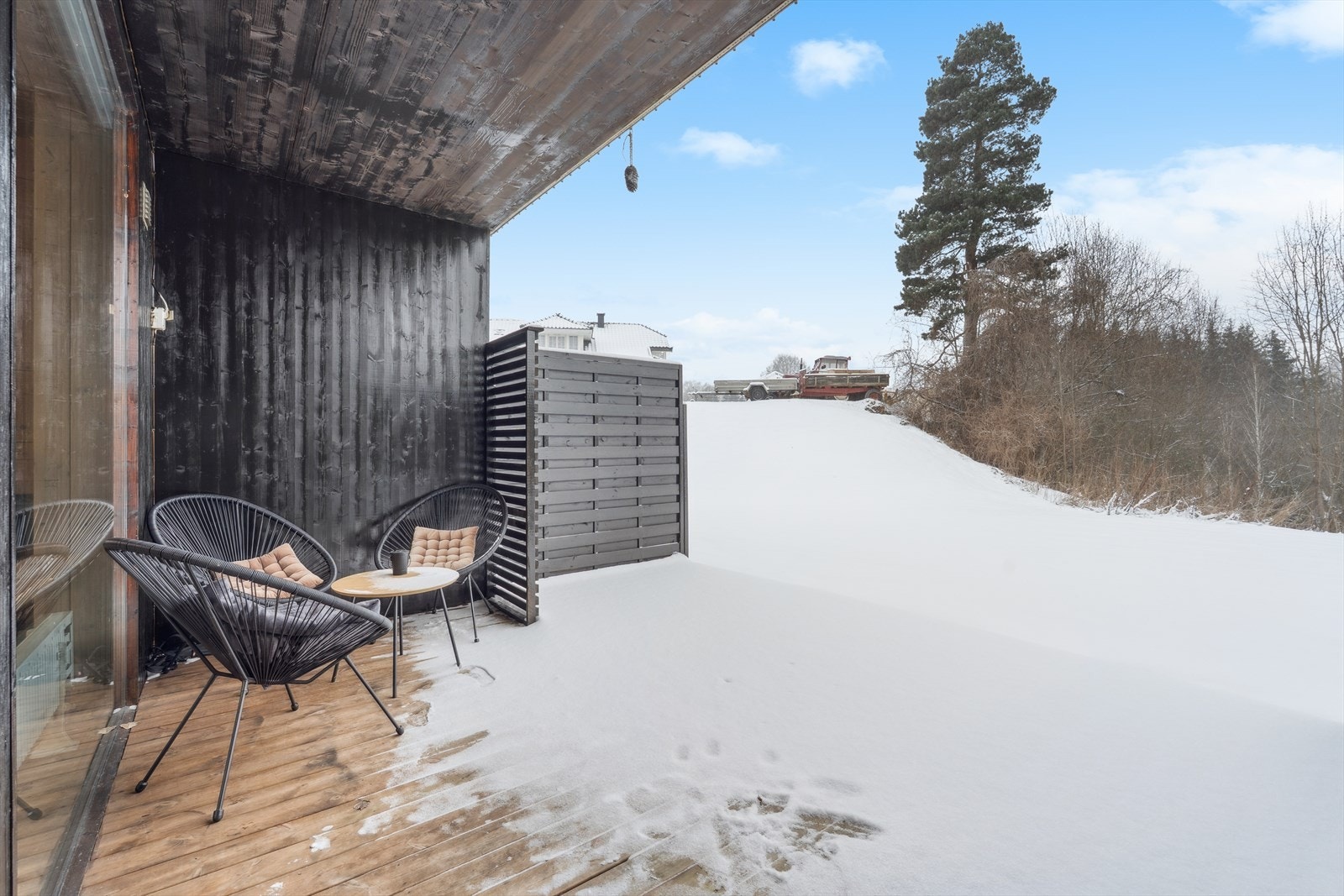 Usjenert uteplass med skillevegger mot naboer Galleribilde