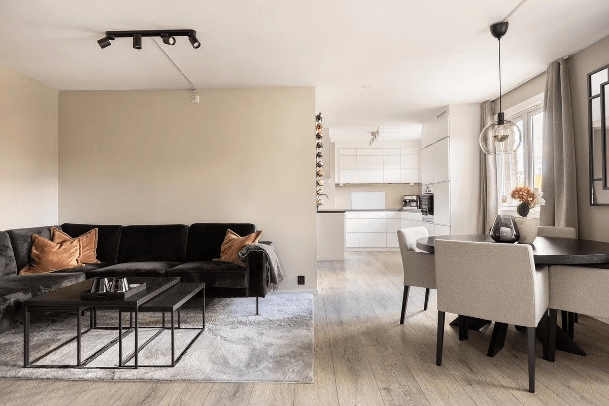 Moderne leilighet med kvalitetsmøbler Galleribilde