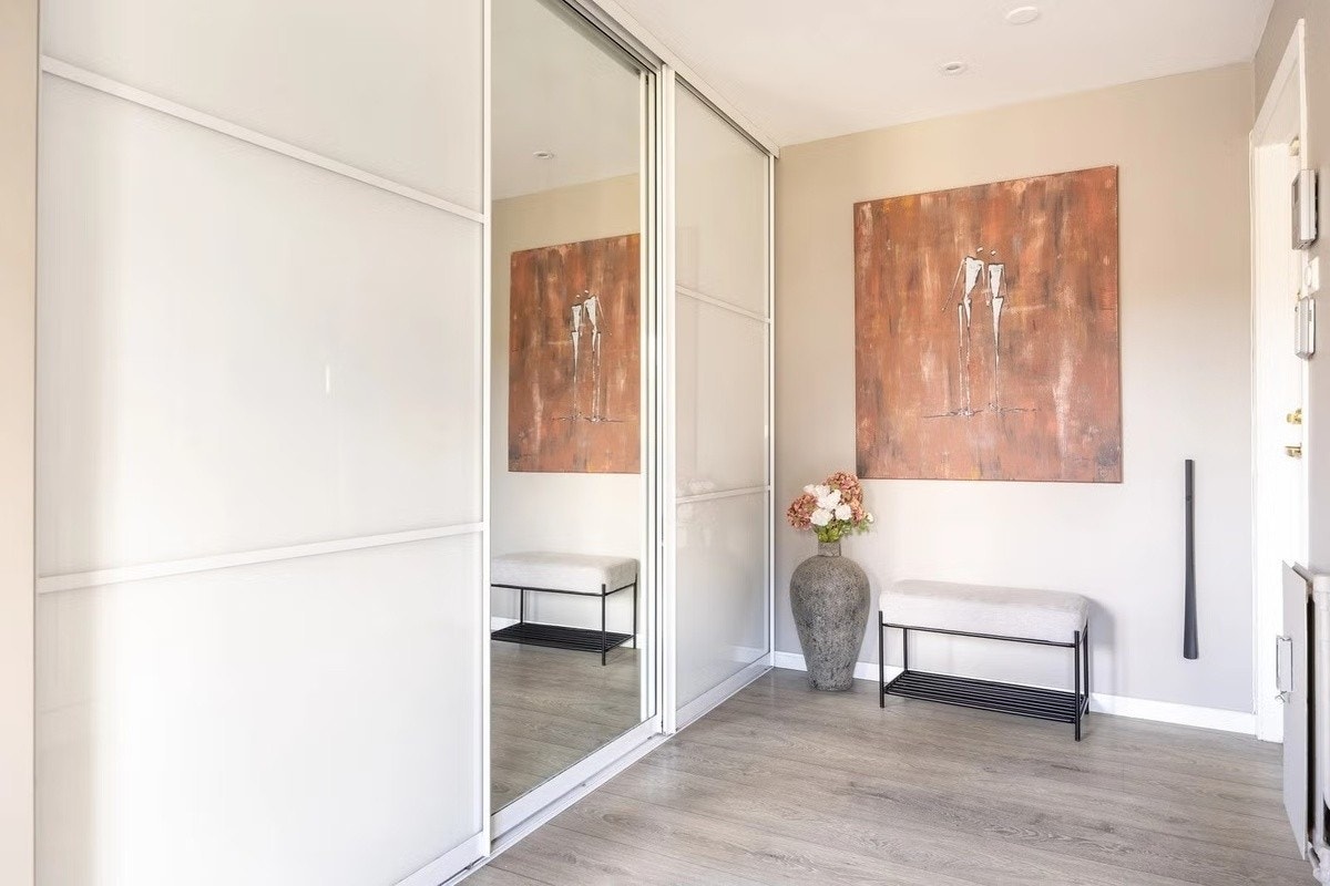 Stor skyvedørsgarderobe Galleribilde