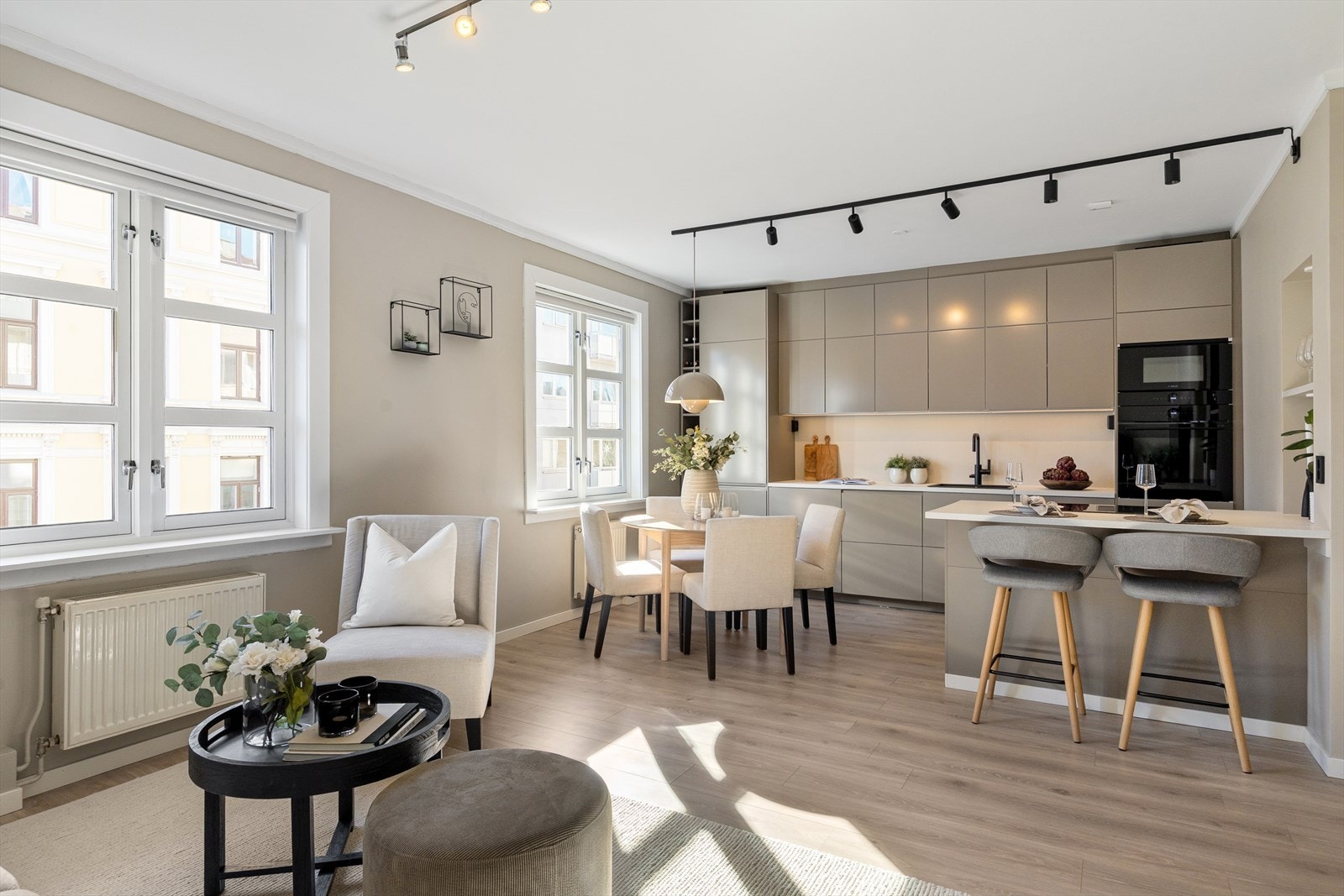 Stuen ligger i åpen løsning mot kjøkkenet og gir en sosial og luftig planløsning. Galleribilde