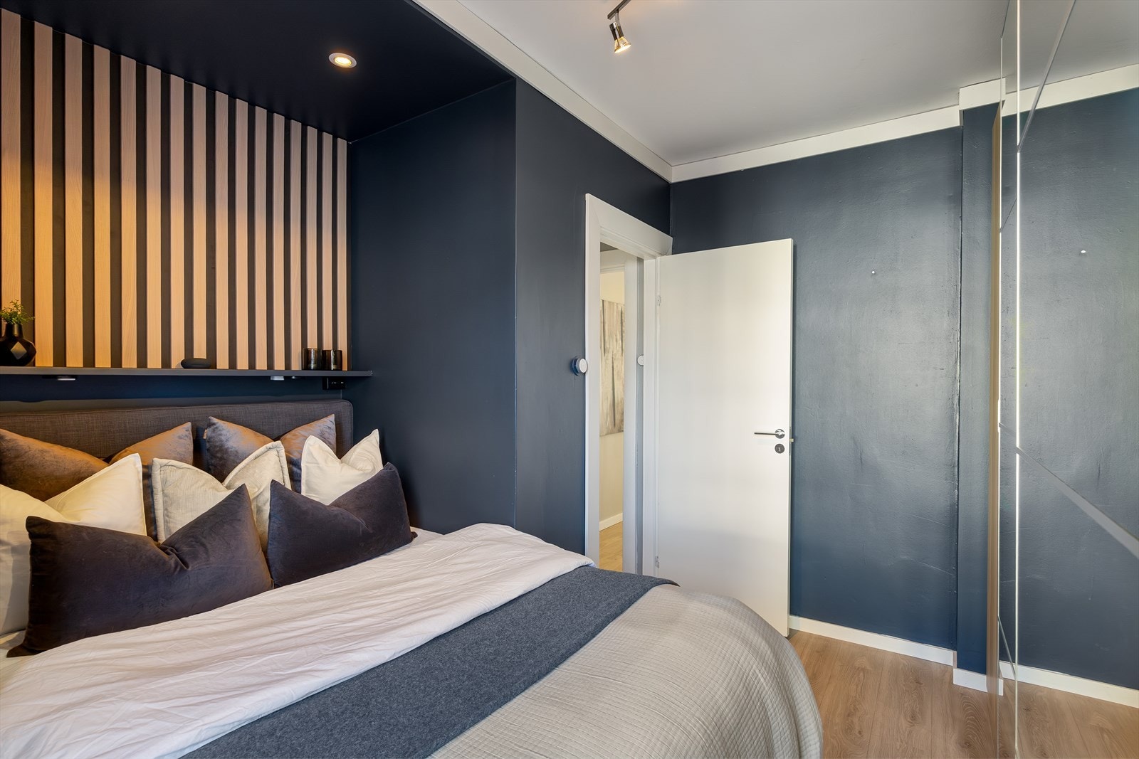 Soverommet er malt i en dyp og behagelig blåtone. Galleribilde