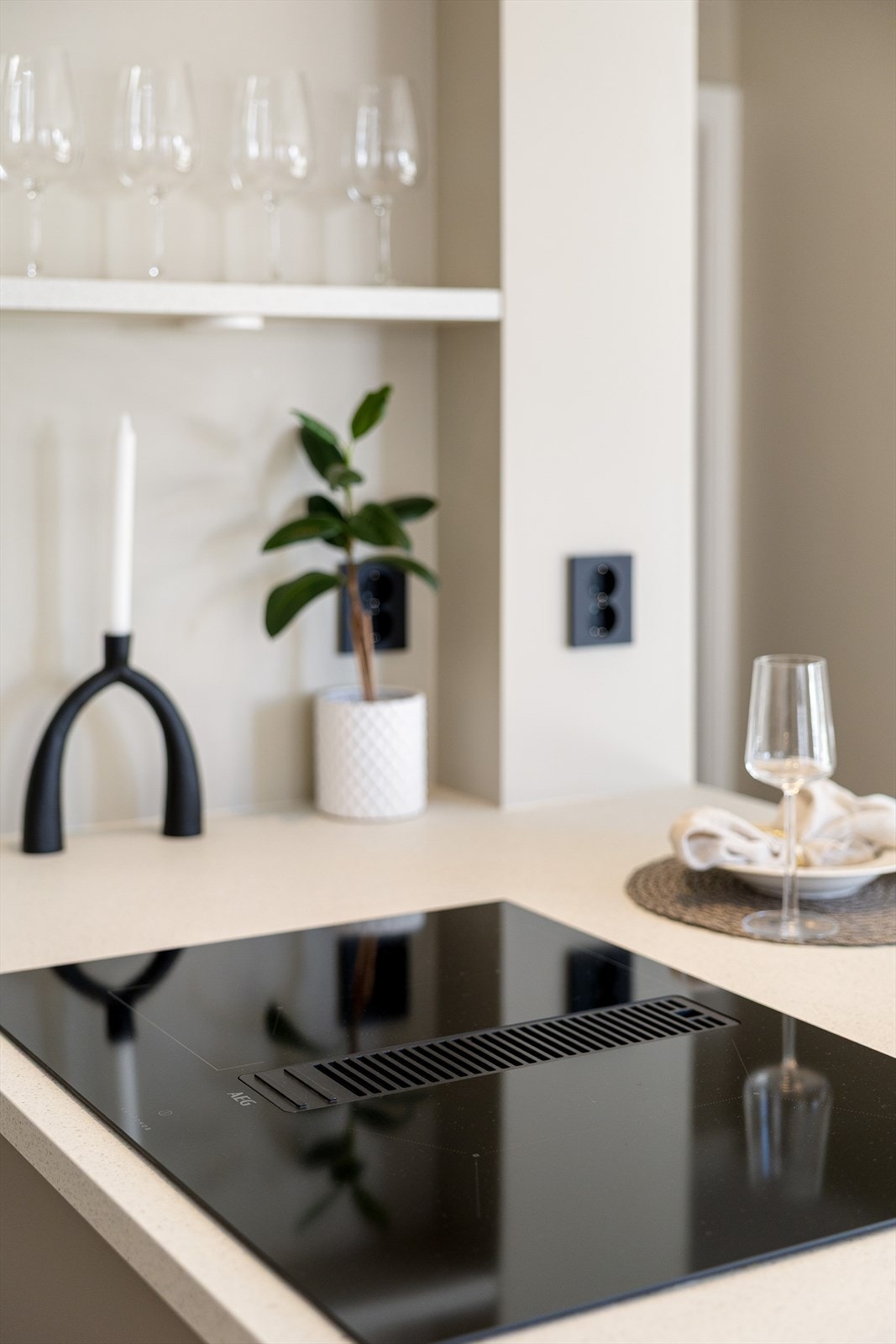 Kjøkkenet er også utstyrt med platetopp med integrert kullfilterventilasjon. Galleribilde