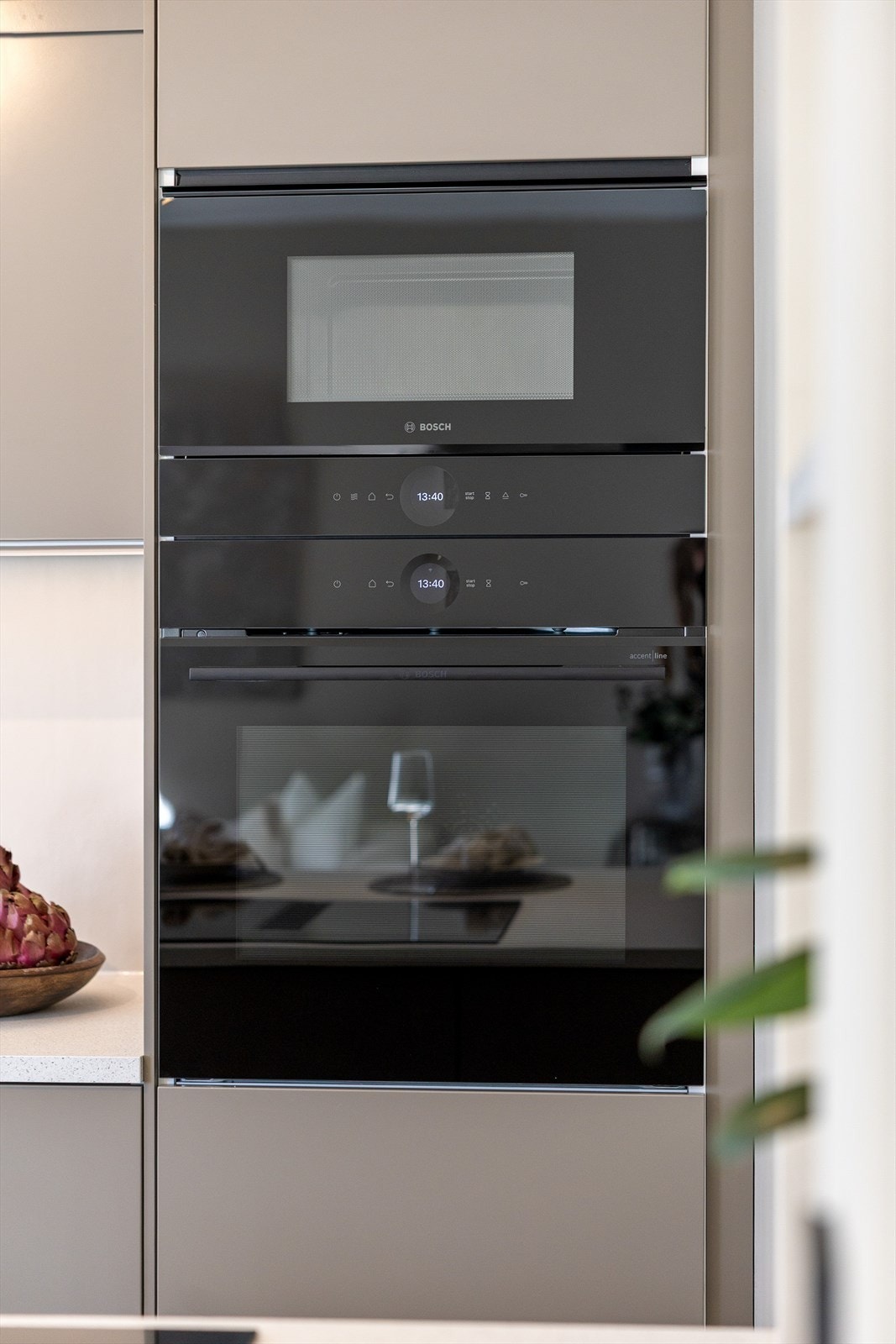 Kjøkkenet er utstyrt med integrert oppvaskmaskin, kjøl fryseskap, mikroovn og stekeovn. Galleribilde