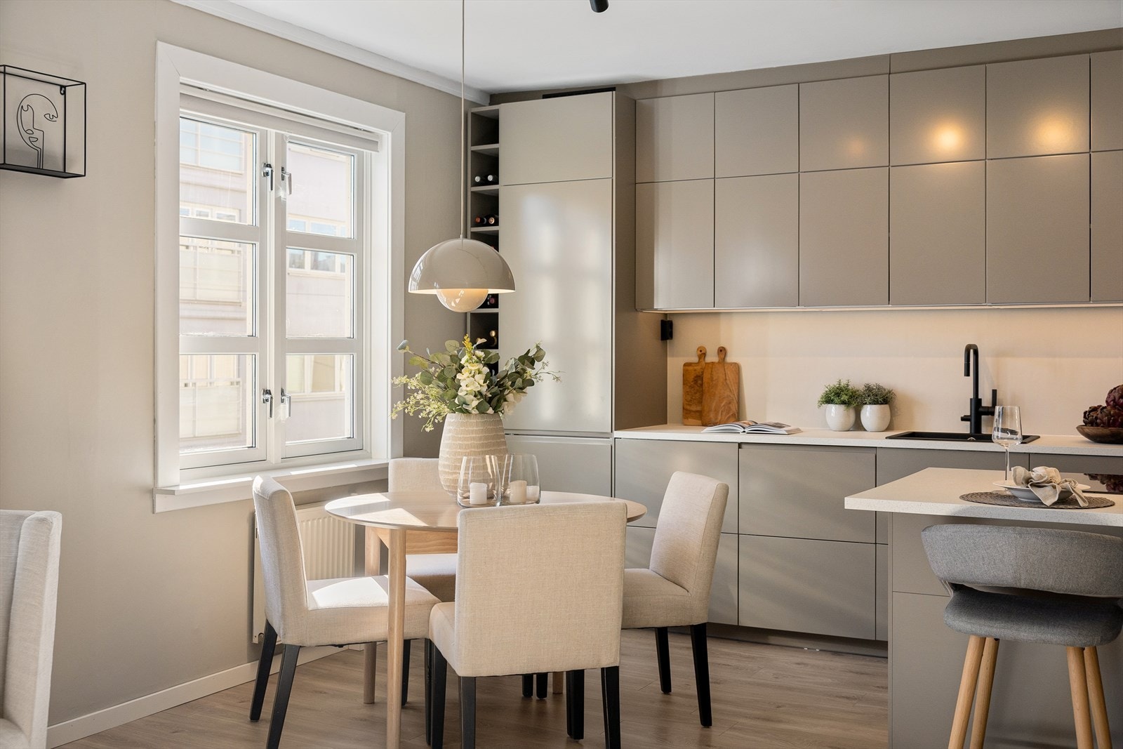 Det er også plass til et hyggelig spisebord, perfekt for måltider med venner og familie. Galleribilde