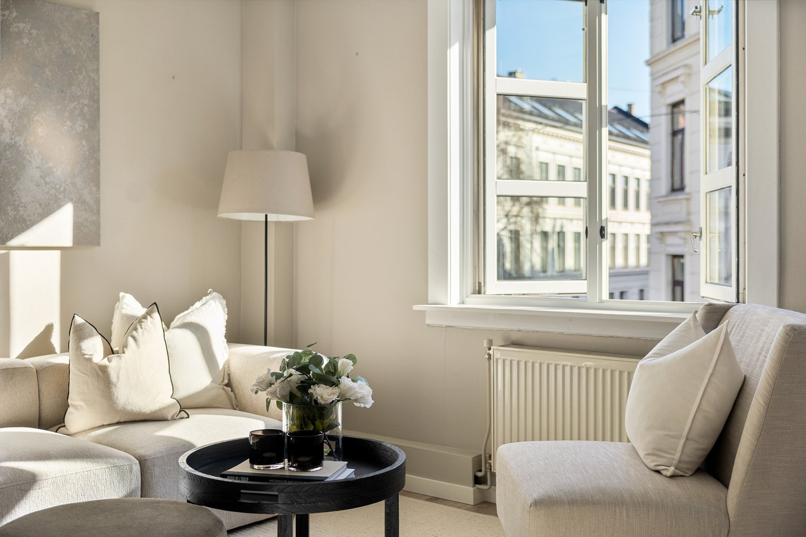 Store vindusflater gir rikelig med lysinnslipp. Galleribilde