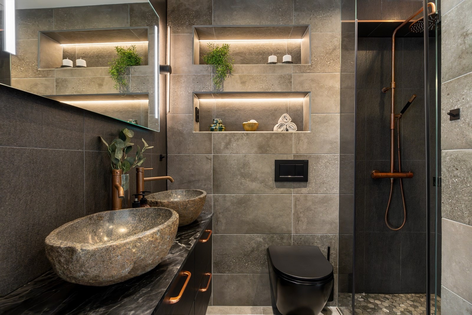 Delikat bad totalrenovert i 2022 med gjennomførte detaljer og en luksuriøs følelse. Galleribilde