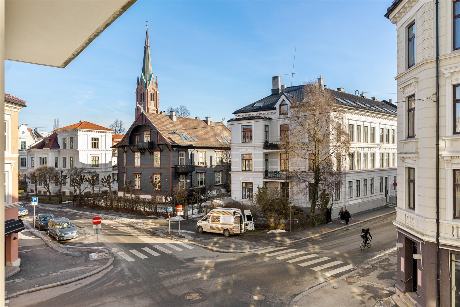 Fra stuen har du en flott utsikt utover flotte bygninger. Galleribilde