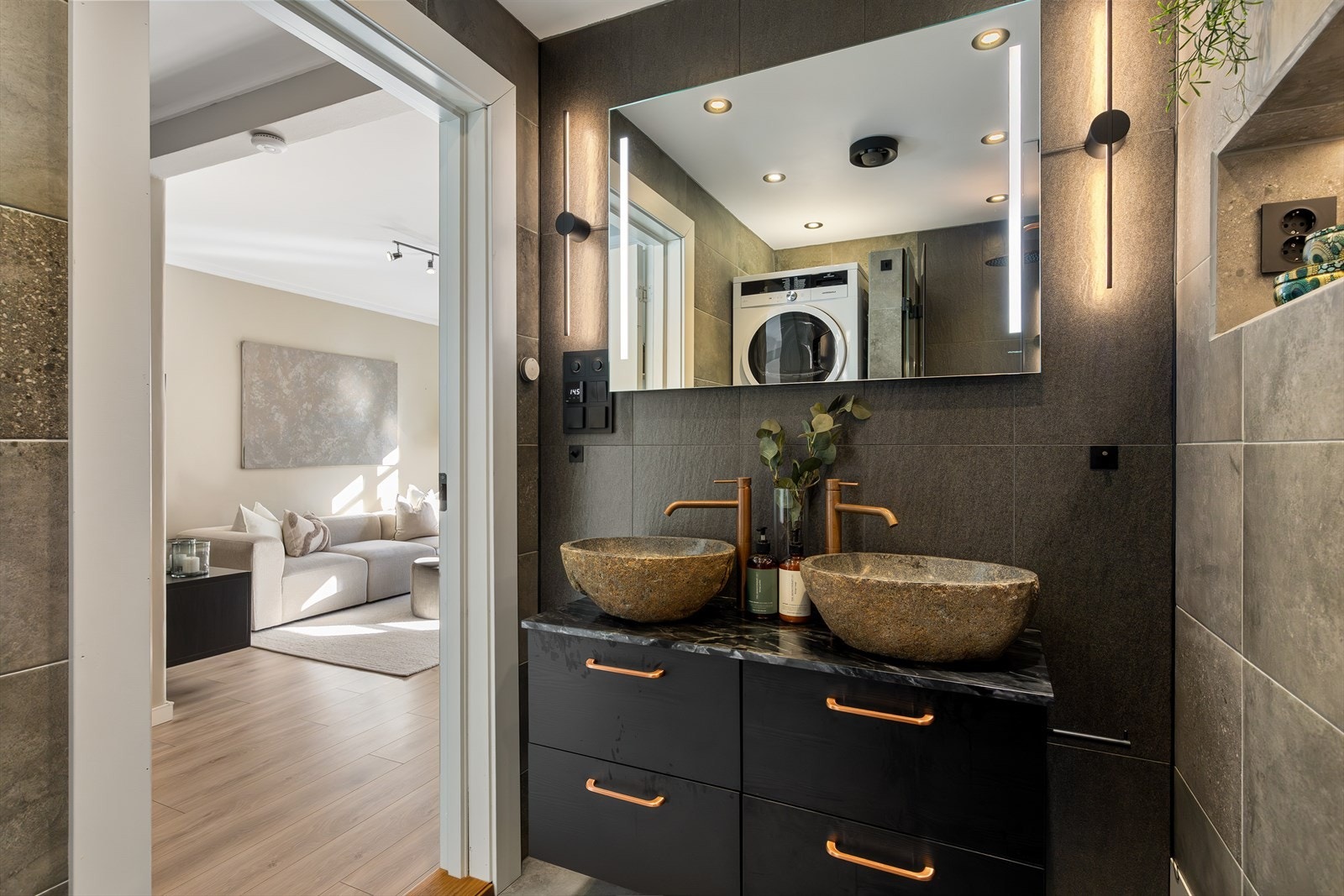 Praktisk servantløsning med to soner og god lagringsplass i baderomsmøbelet. Galleribilde