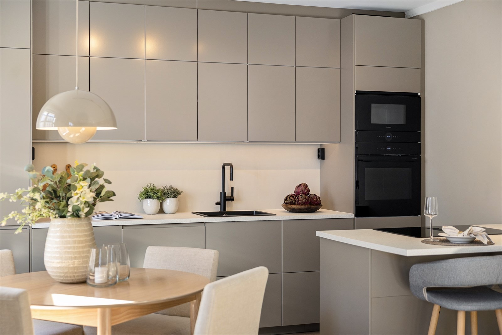 Kjøkkenet har en laminert benkeplate med nedfelt oppvaskkum og ettgreps blandebatteri fra Tapwell. Galleribilde