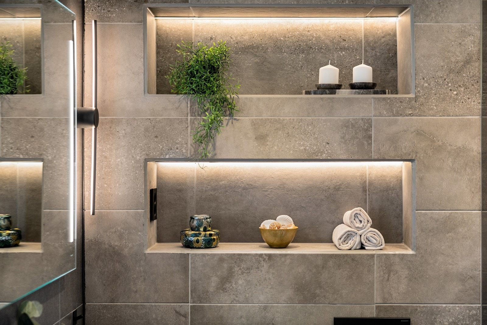 Badet har flere innebygde hyller med LED-belysning som gir en eksklusiv hotellfølelse. Galleribilde