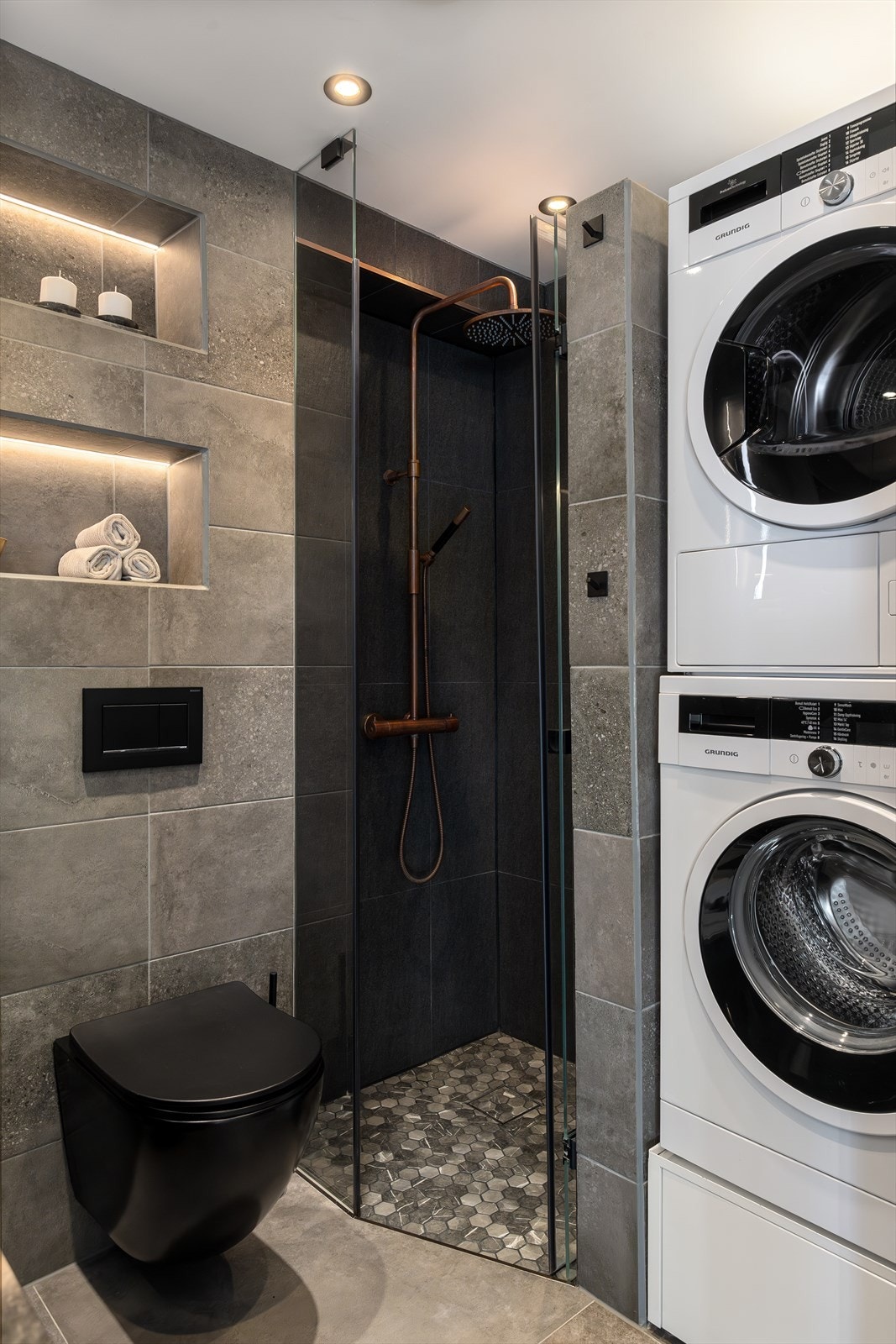 Badet er utstyrt med gulvvarme, dusjnisje med integrert hylleløsning og moderne LED stripe. Galleribilde