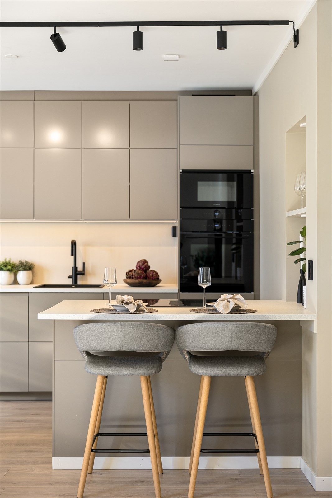 Kjøkkenøyen gir ekstra arbeidsflate og plass til to stoler, perfekt for en god frokost eller en kaffekopp. Galleribilde