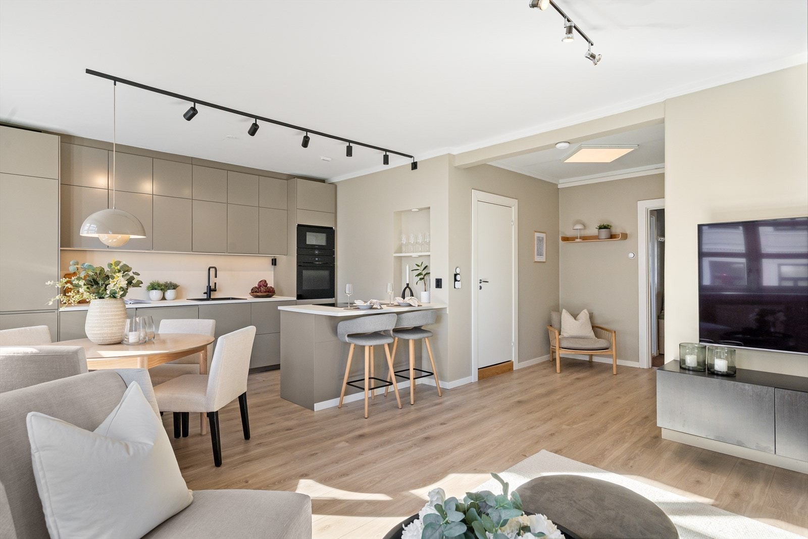 En stilren og svært tiltalende 2-roms med gode kvaliteter. Galleribilde