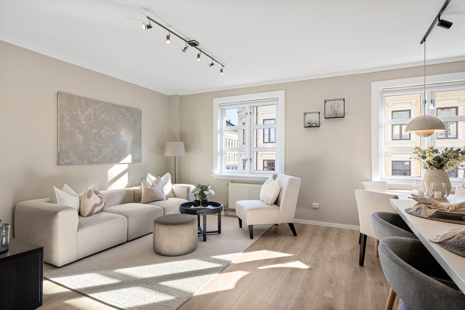 Romslig og flott stue med god plass til sofa og tilhørende møblement. Galleribilde