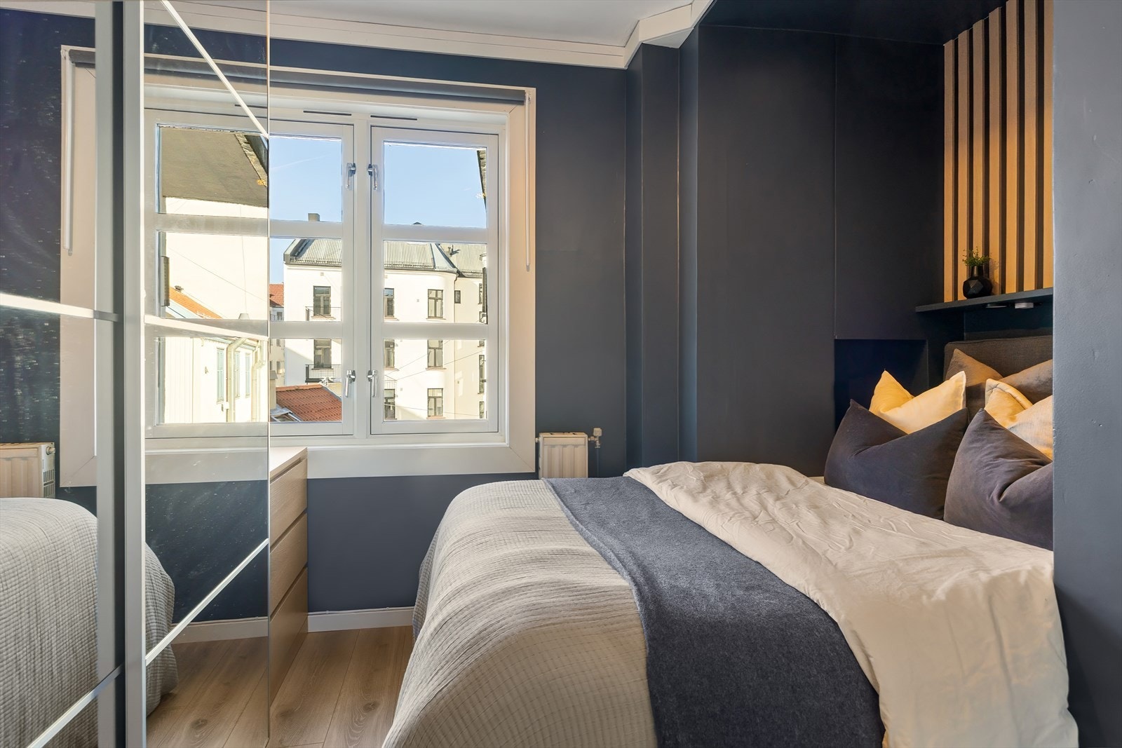 Lunt soverom med plass til en 140 seng i nisje. Galleribilde