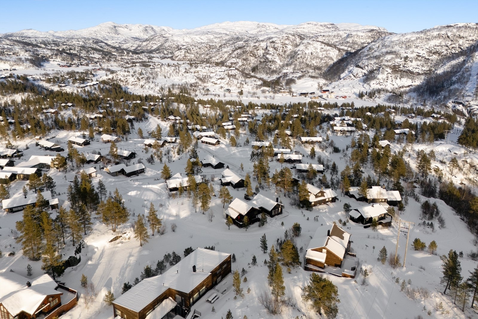 Fra hytta er det kun 7 minutters kjøretur til Tjørhomfjellet og Sirdal Fjellpark. Dagligvarehandelen gjøres enkelt hos Joker Sinnes/GP'en, kun 5 minutter unna med bil. Galleribilde