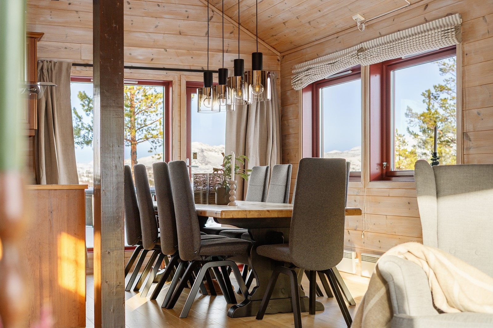Her er det god plass til et langbord for hyggelige måltider med familie og venner. Galleribilde