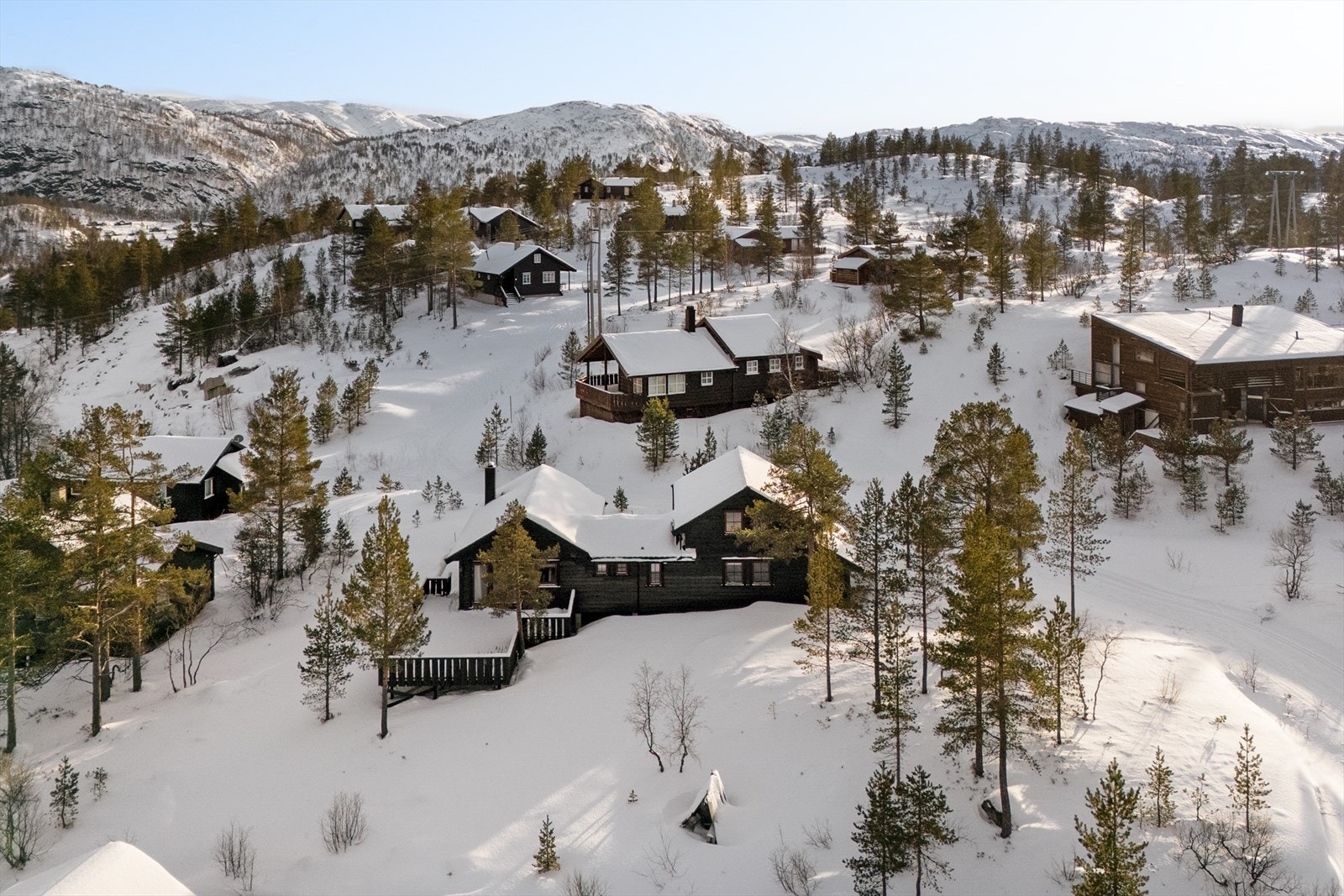 Hytta er en del av Smådalåsen Velforening, som ivaretar felles interesser i området. Galleribilde