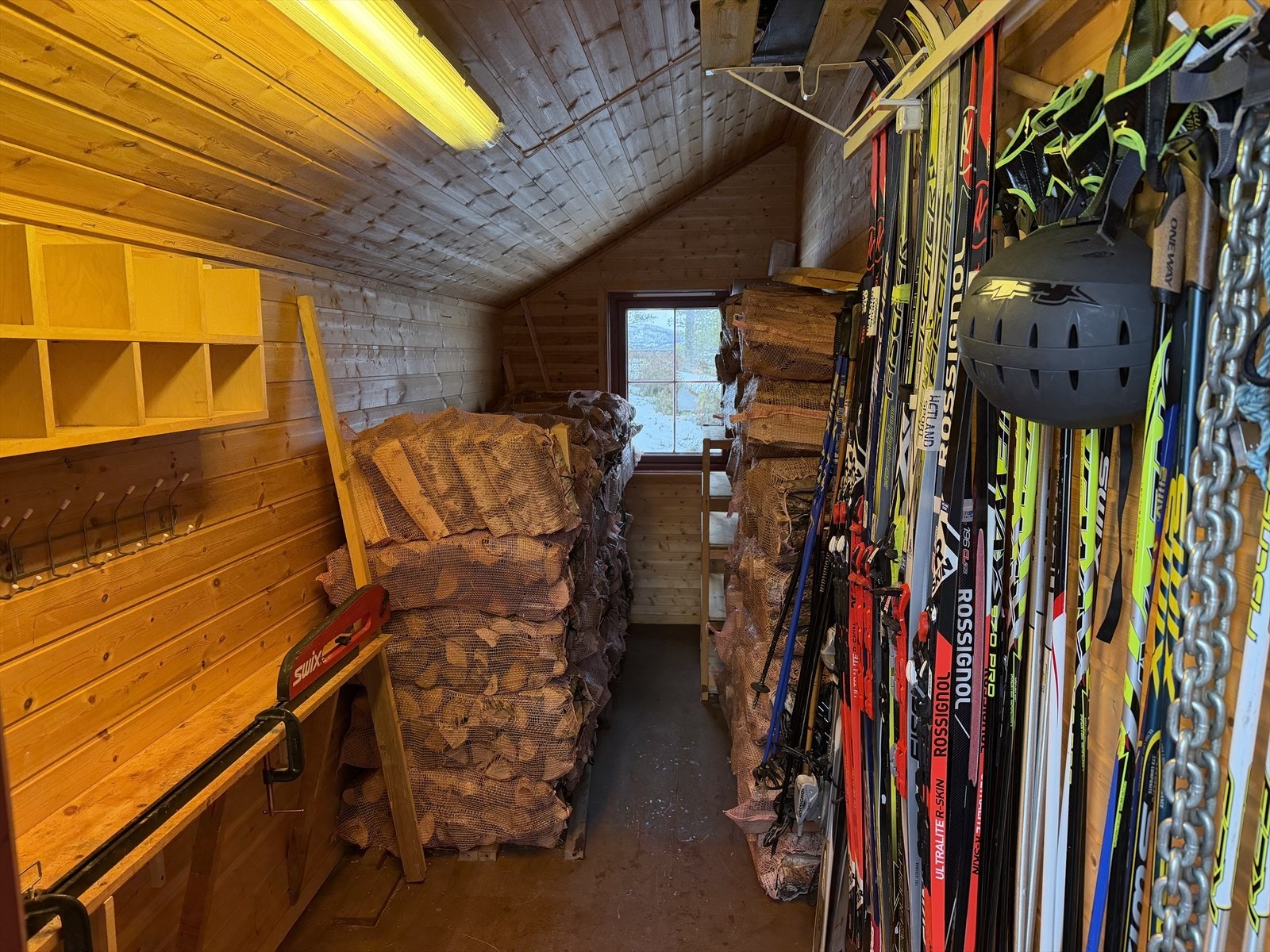 En utvendig bod på 8 m² gir god plass til lagring av ski, ved og utstyr. Bilde tatt av selger. Galleribilde