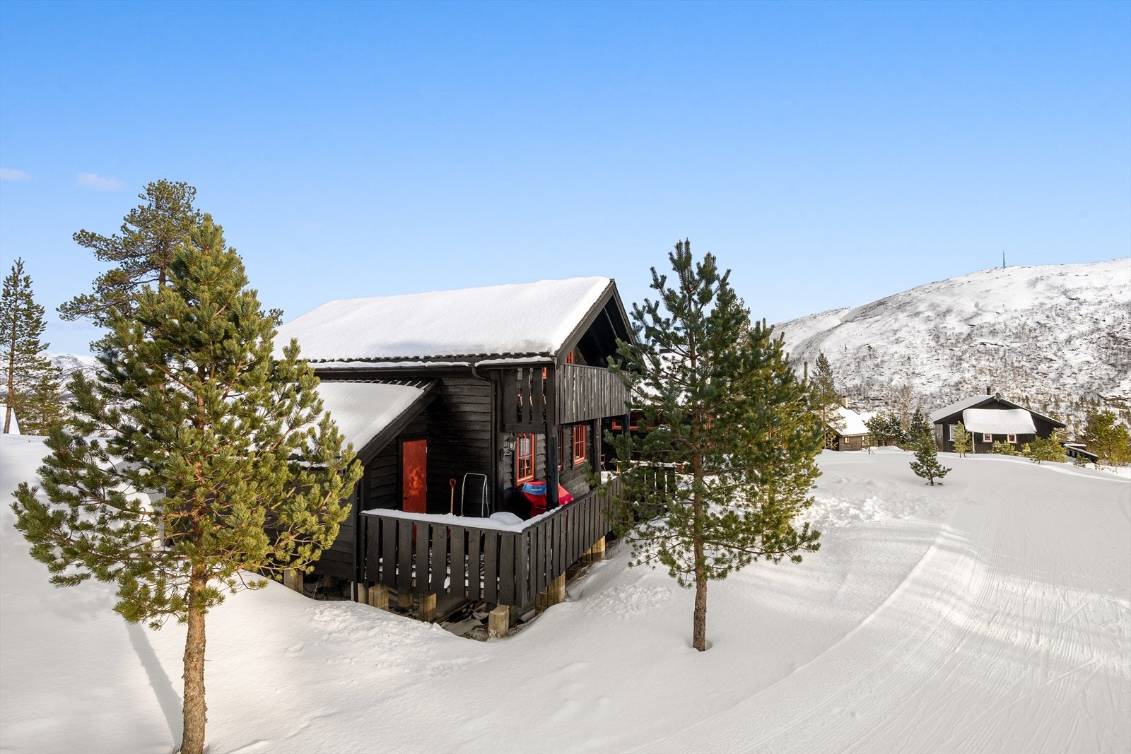 Hytta er oppført i 2003 og har en flott beliggenhet i et etablert hyttefelt på Furuåsen. Beliggenheten gir tilgang til et bredt spekter av utendørsaktiviteter året rundt. Galleribilde
