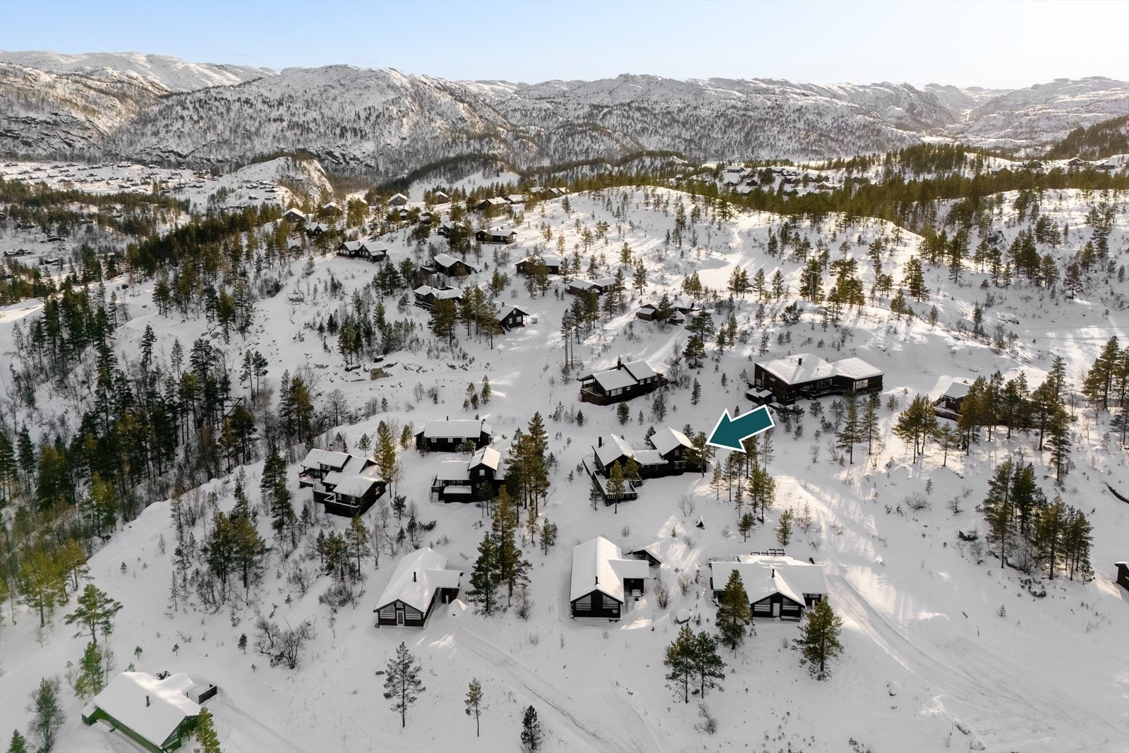 Med en beliggenhet i hjertet av Sirdals fjellverden, tilbyr denne hytta en umiddelbar nærhet til alt naturen har å by på. Her bor du med langrennsløypene bokstavelig talt rett utenfor døren. Galleribilde